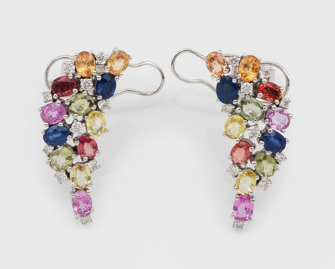 Paar charmante "Tutti-Frutti" Saphir-Ohrringe: Weißgold, gest. 750. Schauseitig besetzt mit natürlichen, farbigen Saphiren von zus. ca. 4,70 ct., akzentuiert durch Brillanten von zus. ca. 0,40 ct. (G/si). Ges.-Gew. ca. 7,56 g. Pair of earrings s