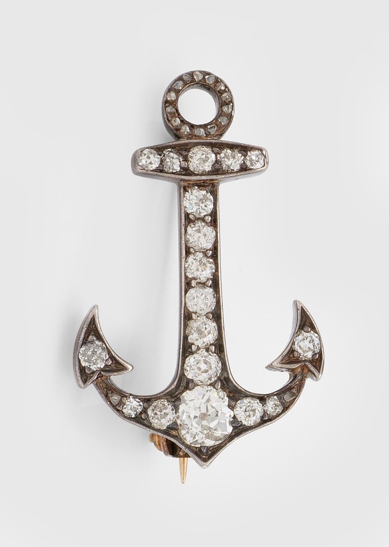 Viktorianische Anker-Diamant-Brosche: Roségold, 14 ct. und Silber. Schauseitig besetzt mit Diamantrosen von zus. ca. 0,80 ct.; Gew. ca. 3,58 g. Der Anker als Symbol für festen Halt: Im privaten Leben des Bürgertums stand er für die Se