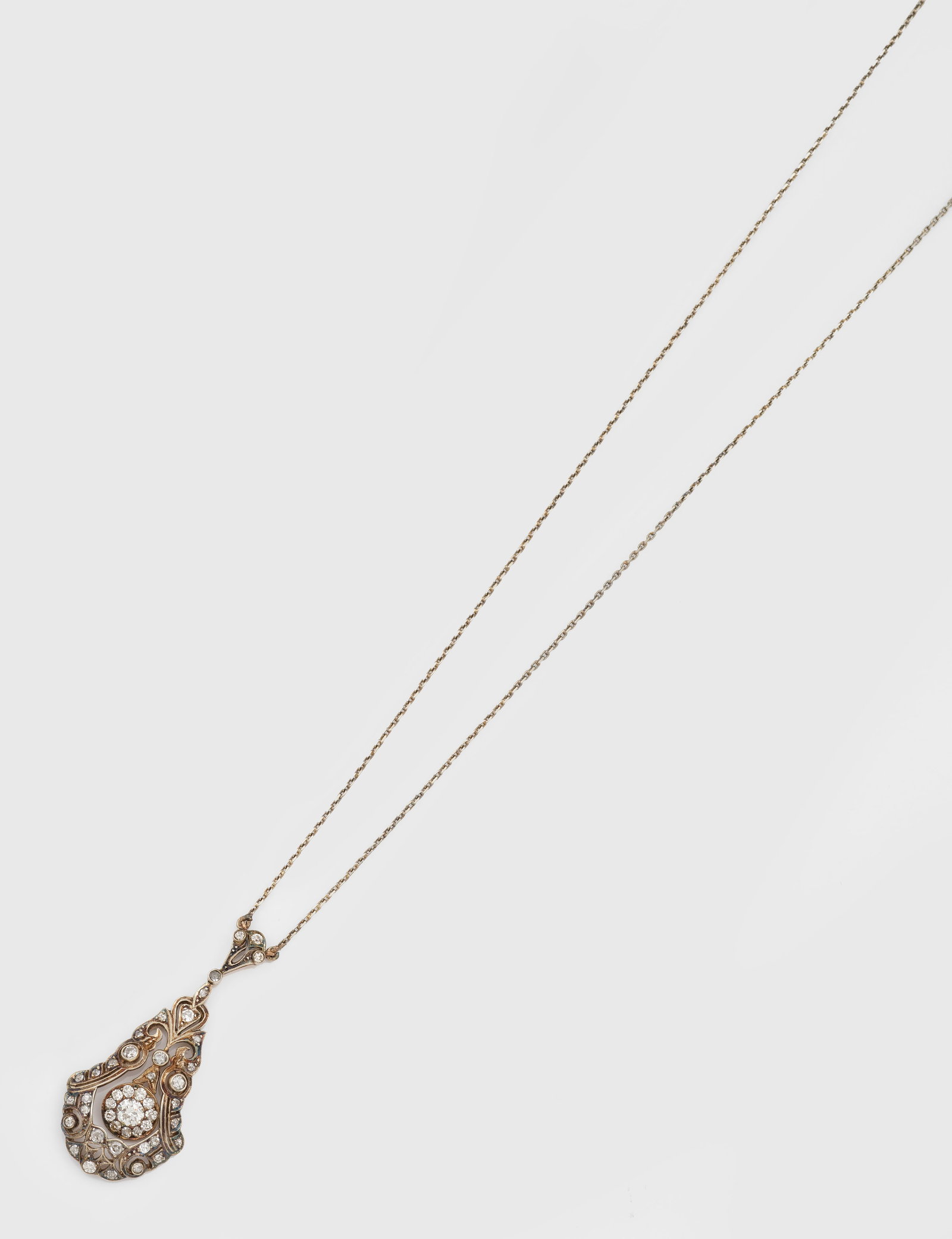 Jugendstil-Diamant-Collier: Gelbgold, 14 ct. und Platin. Chandelierförmiger Anhänger in Ajour, besetzt mit Altschliffdiamanten von zus. ca. 0,40 ct., an feiner Gliederkette. Ges.-Gew. ca. 4,65 g. Pendant set with diamonds appr