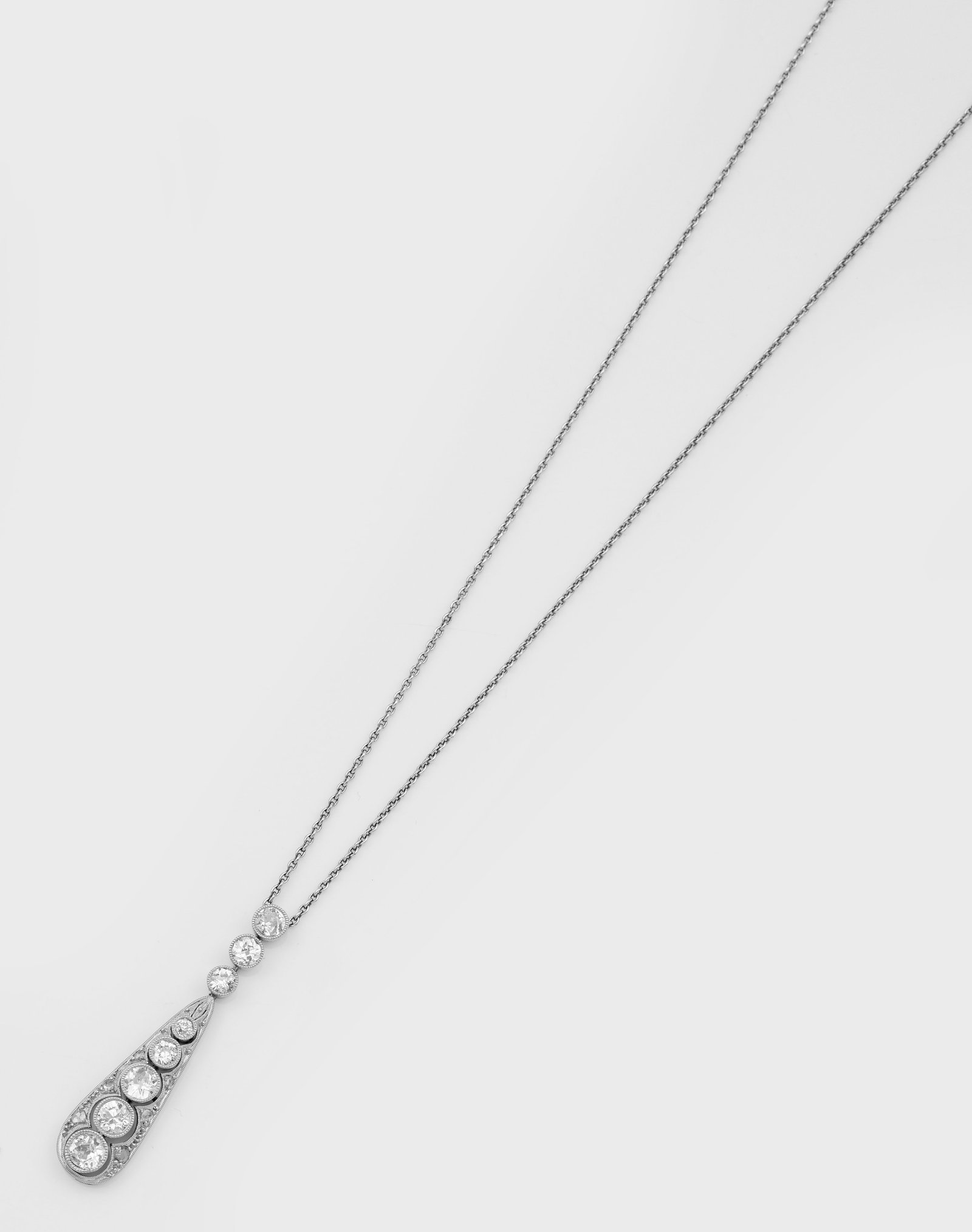 Jugendstil Lavallier-Collier mit Diamanten: Platin und Weißgold, 585. Tropfenförmiger Anhänger in feiner Ajourarbeit, schauseitig besetzt mit Altschliffdiamanten von zus. ca. 1,50 ct., an feiner Gliederkette. Ges.-Gew. ca. 4,74 g. Pendant se
