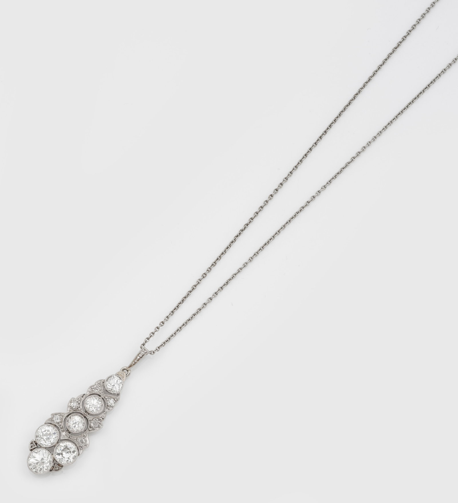 Jugendstil-Diamant-Collier: Platin. Floral gestalteter Anhänger besetzt mit Altschliffdiamanten von zus. ca. 2,00 ct., an feiner Gliederkette. Ges.-Gew. ca. 3,87 g. Necklace set with diamonds approx. 2,00 ct., in platinum.