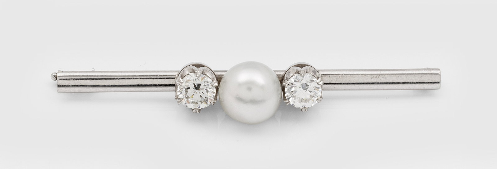Klassische Südsee-Perl-Brillantnadel: Weißgold, 14 ct.; Zentral besetzt mit weißer Südsee-Zuchtperle von ca. 11 mm in sehr feinem, rosé-grün changierendem Lüster, flankiert von 2 Brillanten von zus. ca. 2,00 ct. (H-I/vs) in Kronenfa