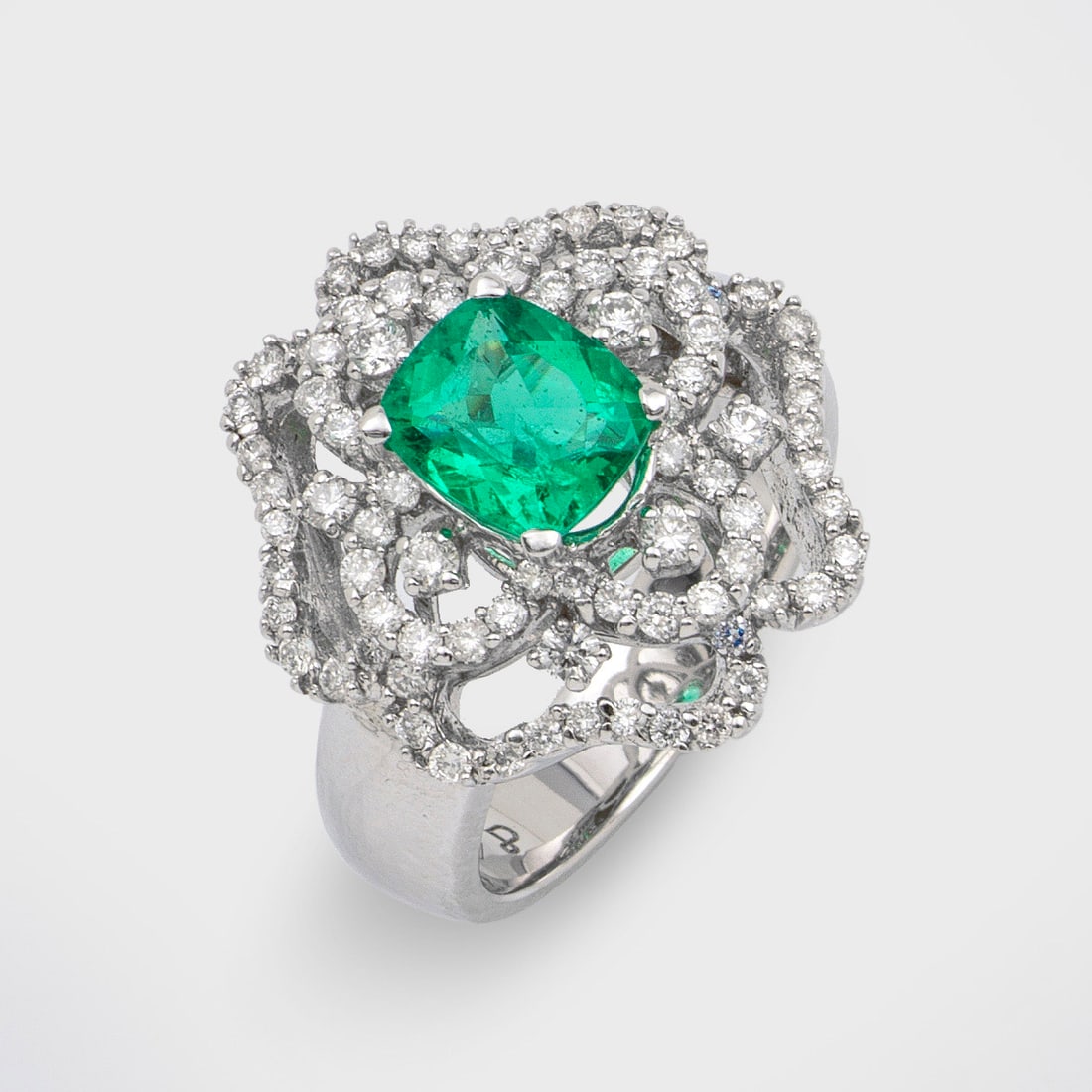 Primaballerina-Ring mit brasilianischem Smaragd: und Diamanten Weißgold, gest. 750. Zentral besetzt mit einem leuchtendgrünen Smaragd von ca. 1,47 ct. im Cushion Schliff, entouriert durch Diamanten von ca. 0,98 ct., gefasst in feiner floraler Ajou