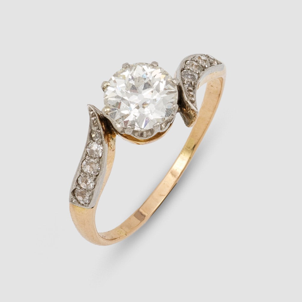 Feiner Jugendstil Diamantsolitär Ring: Roségold, 14 ct. und Platin. Zentral besetzt mit einem Altschliffdiamanten von ca. 1,05 ct. (H/vsi). Gew. ca. 2,64 g. Beiliegend Expertise von 1988, DM 11.500,-. Ring set with a diamond approx. 1,05 