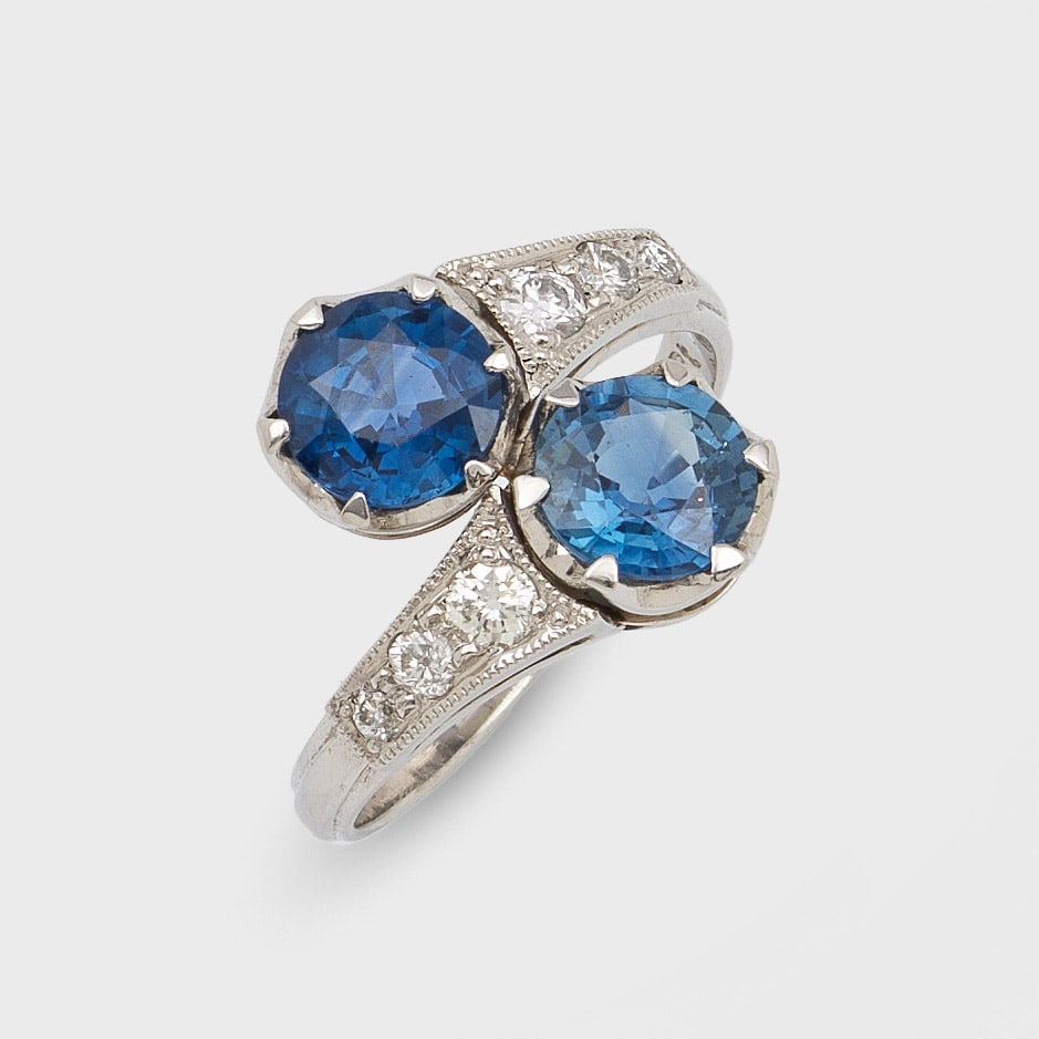 Jugendstil Toi & Moi Saphir-Diamantring: Platin, gest. 950. Diagonal versetzte Ringschiene besetzt mit 2 Saphiren von zus. ca. 3,00 ct., akzentuiert durch Altschliffdiamanten von zus. ca. 0,20 ct.; Gew. ca. 5,52 g. Ring set with 2 sapphires 