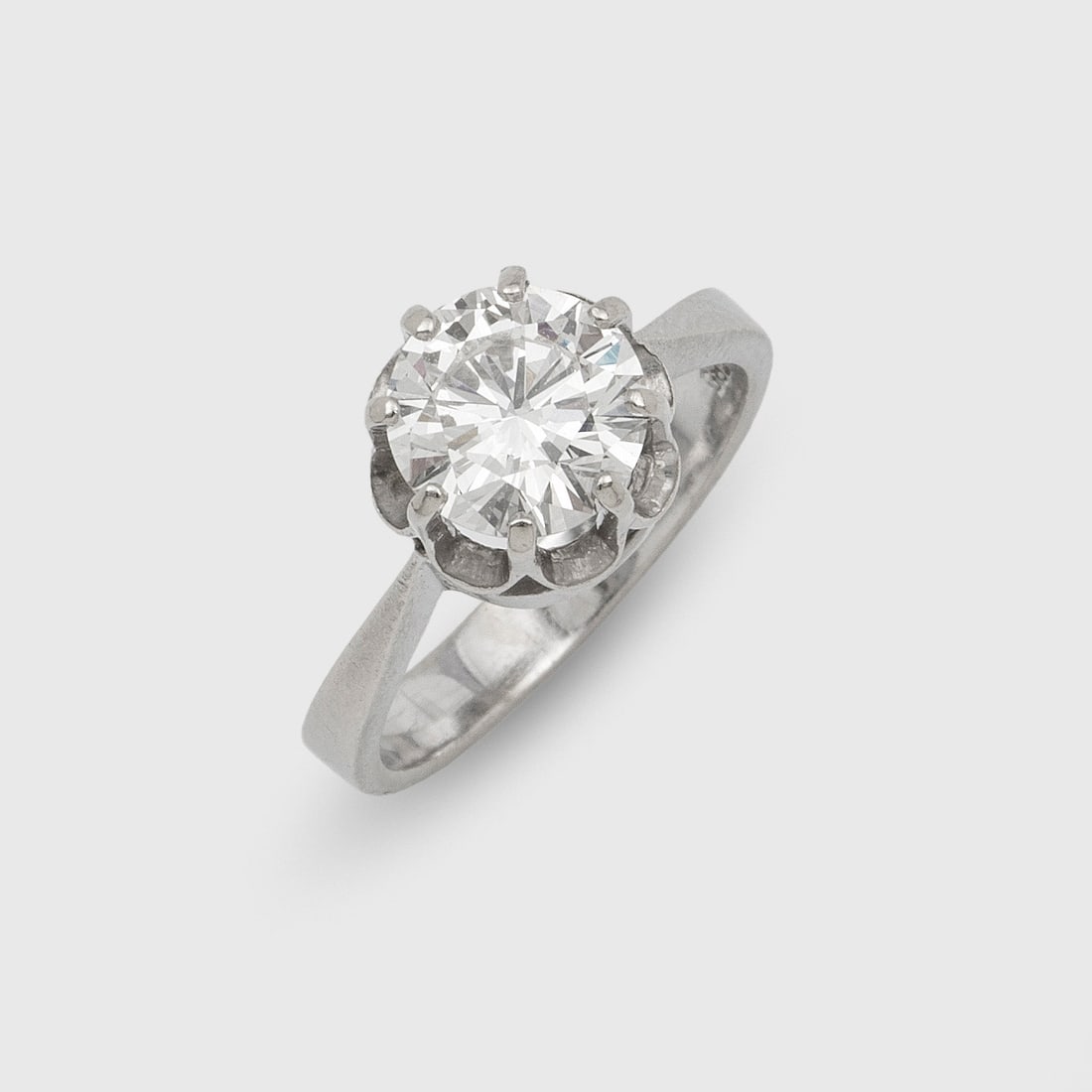 Klassischer Brillantsolitär-Ring: Weißgold, gest. 585. Zentral besetzt mit einem Brillantsolitär von ca. 1,80 ct. (I-J/vvs-vs), in Kronenfassung. Gew. ca. 4,40 g. Ring set with a brilliant solitaire approx. 1,80 ct. (I-J/vvs-vs), in