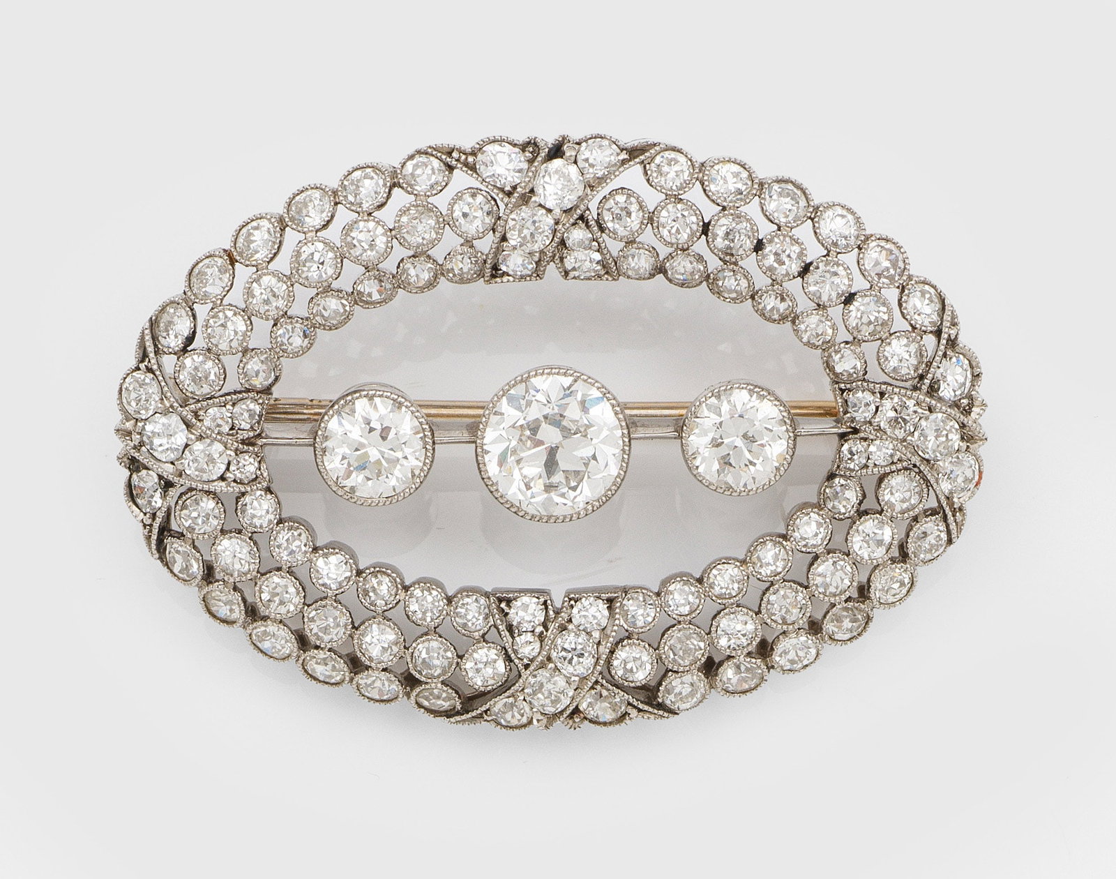 Feine Jugendstil-Diamant-Brosche: Platin, Gelbgold, 14 ct.; Querovale Medaillonform mit Kreuzband-Dekor, ausgefasst mit Altschliffdiamanten von zus. ca. 2,70 ct., umzogen von feinen Millgriffbändern. Gew. ca. 6,09 g. Brooch set with 