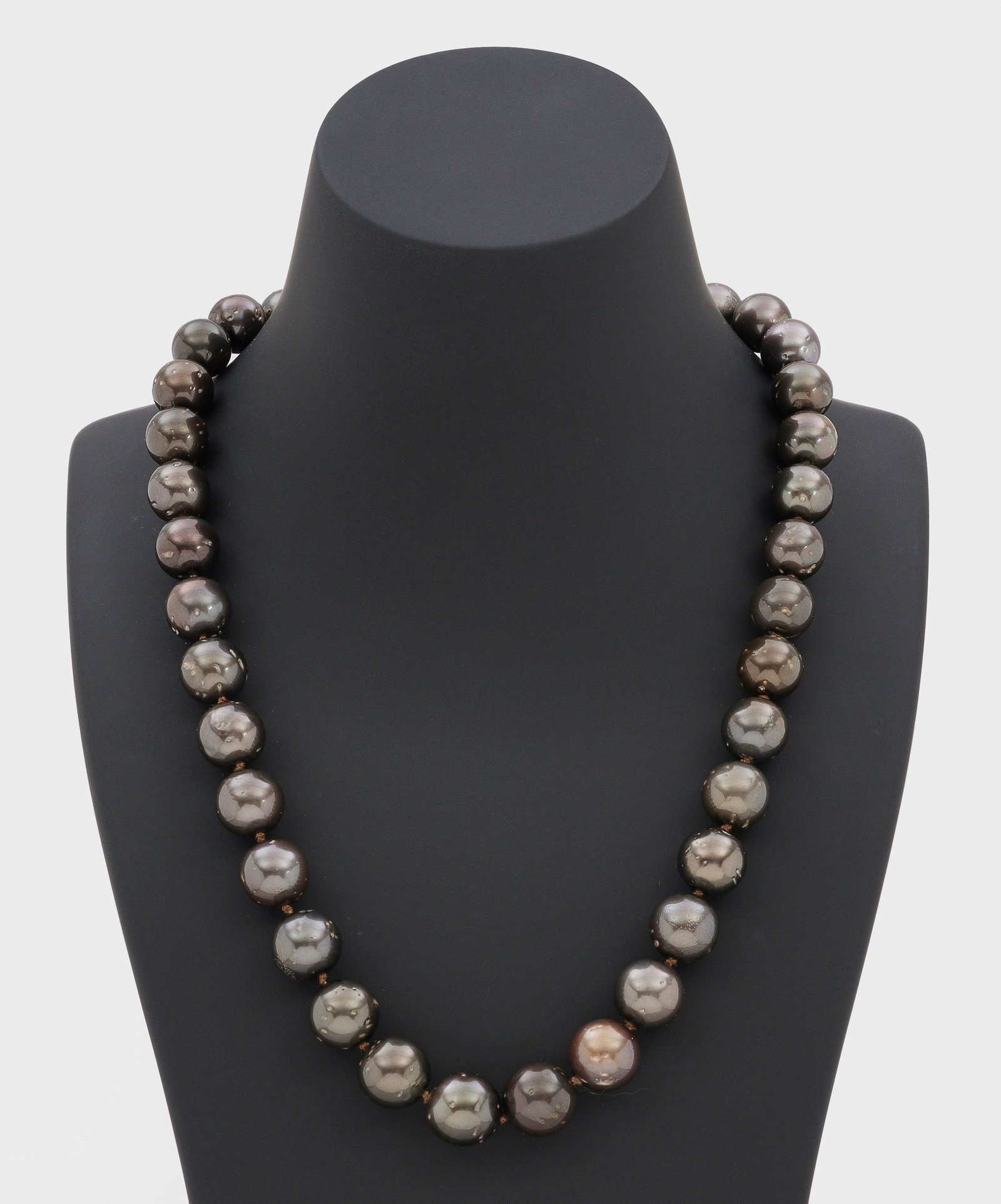 Tahitiperl-Collier: Einreihige Kette aus 37 anthrazitgrauen Tahiti-Zuchtperlen von ca. 10 mm bis 13 mm. Magnetschließe aus Sterlingsilber. Gew. ca. 77,52 g. Necklace set with 37 Tahiti pearls approx. 10 mm to 13 mm, cla
