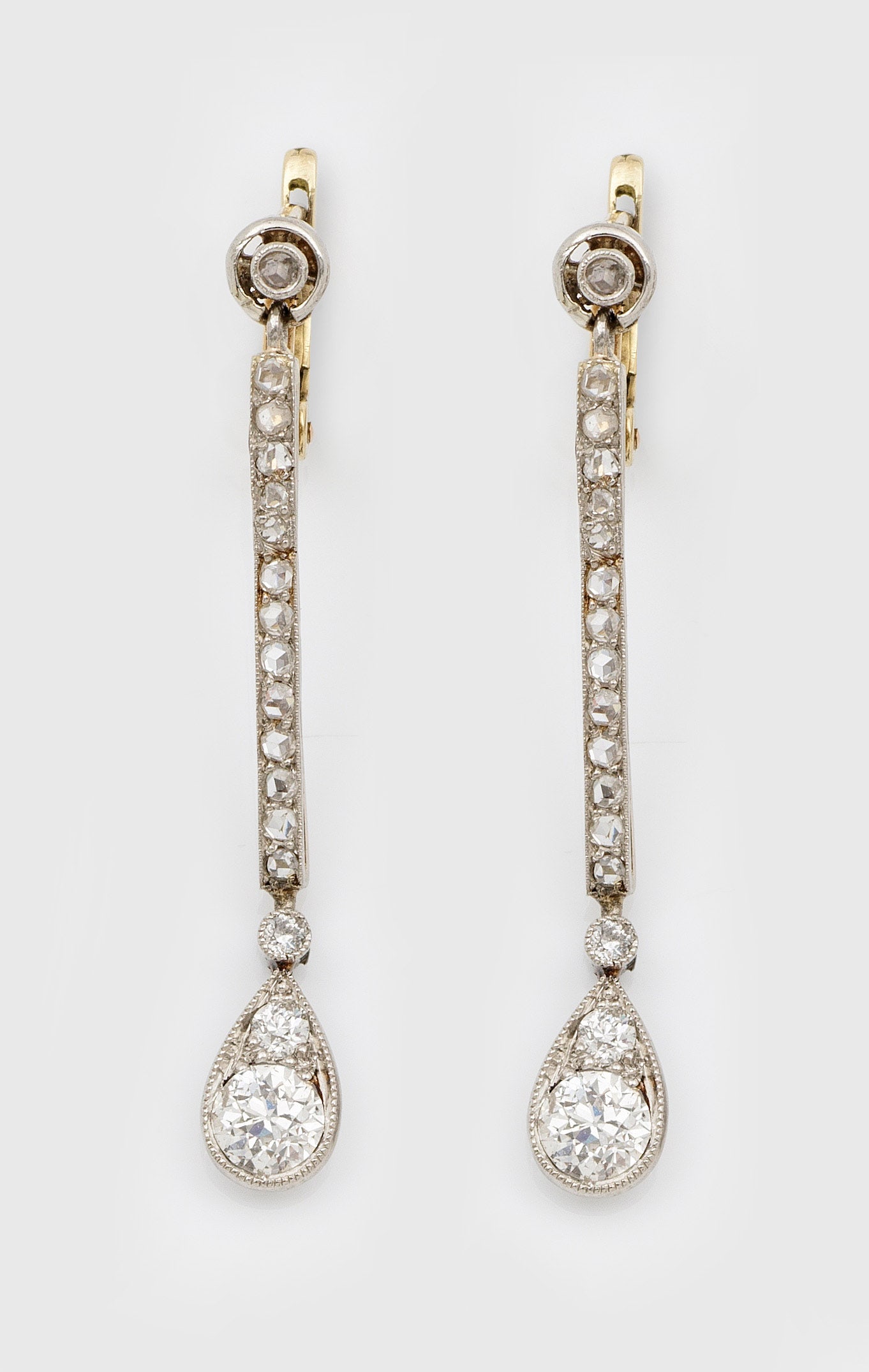 Paar Jugendstil-Diamant-Pendeloques: Platin, teilw. vergoldet. Schauseitig besetzt mit 2 Altschliffdiamanten von zus. ca. 0,50 ct. und kleinen korrespondierenden Diamanten, umzogen von feinen Millgriffbändern. Ges.-Gew. ca. 3,90 g. Pair