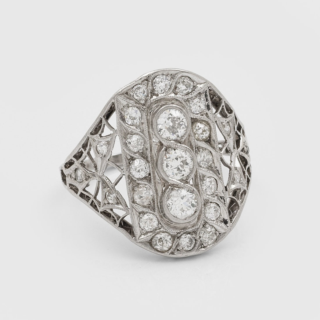 Extravaganter Jugendstil-Diamantring: Platin. Gitterartig gestaltete Ringschiene in feinem Ajour, ausgefasst mit Altschliffdiamanten von zus. ca. 0,90 ct., umzogen von zarten Millgriffbändern. Gew. ca. 5,00 g. Ring set with diamonds appr