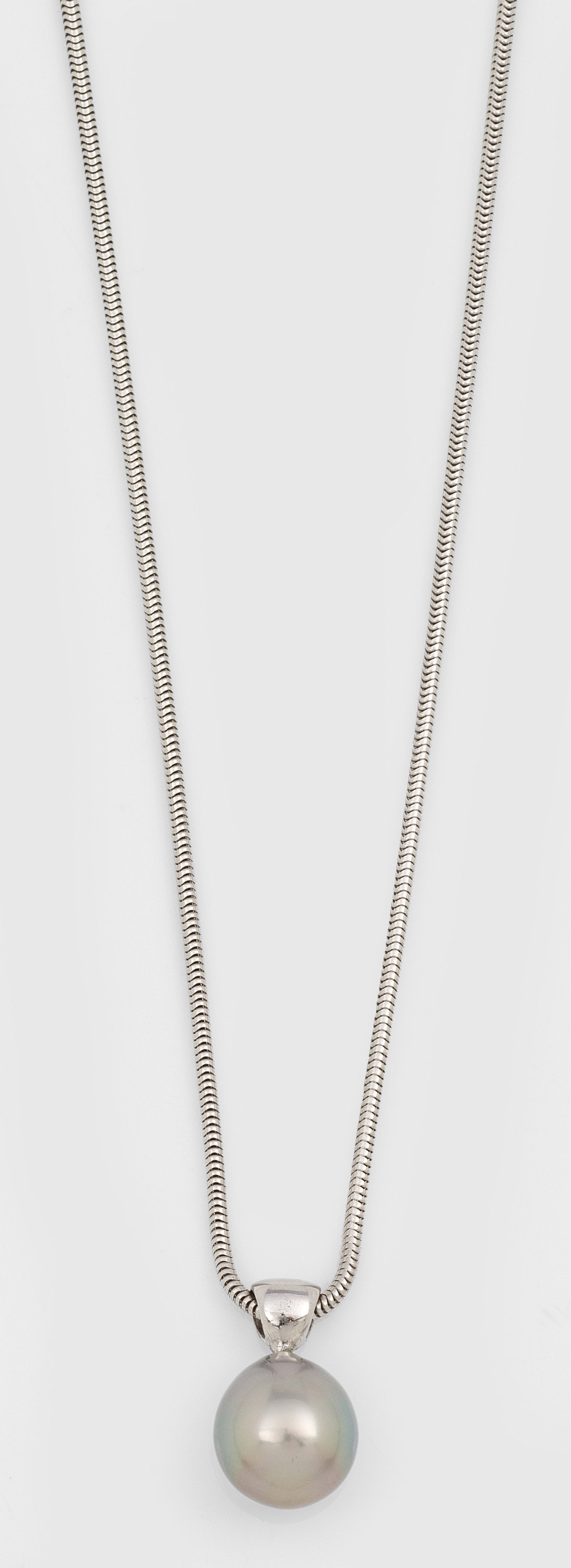 Tahiti-Perl-Anhänger mit Schlangenhaut-Kette: Weißgold, gest. 585. Makellose hellgraue Tahiti-Zuchtperle von ca.12 mm in sehr farbintensivem, violett-grün changierendem Lüster, an schmaler Schlangenhaut-Kette. Ges.-Gew. ca. 9,32 g. Necklace wi