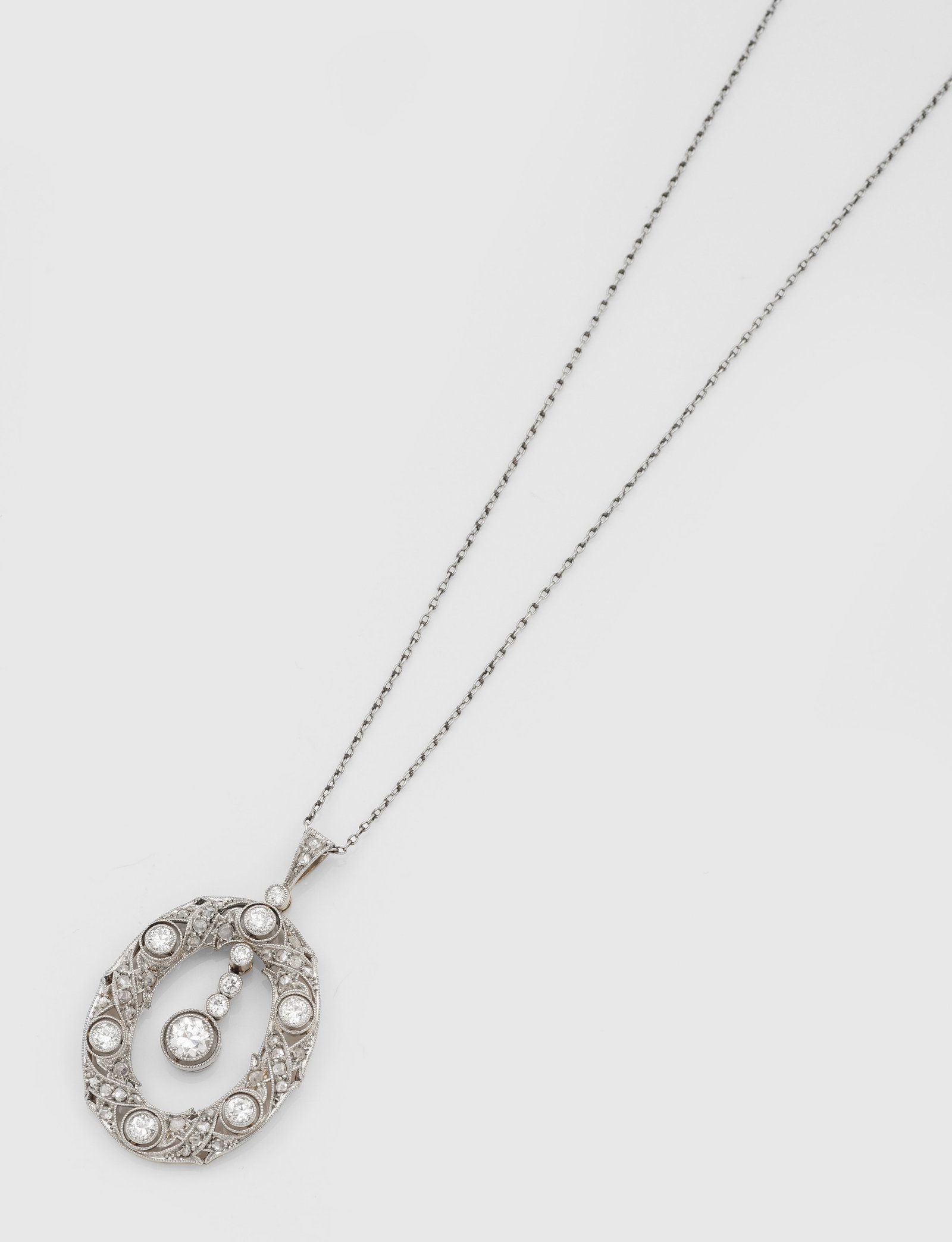 Jugendstil-Diamant-Collier: Gelb- und Weißgold, 14 ct.; Medaillonförmiger Anhänger mit Kreuzband in Ajour, ausgefasst mit Altschliffdiamanten von zus. ca. 0,80 ct., umzogen von feinen Millgriffbändern, an zarter