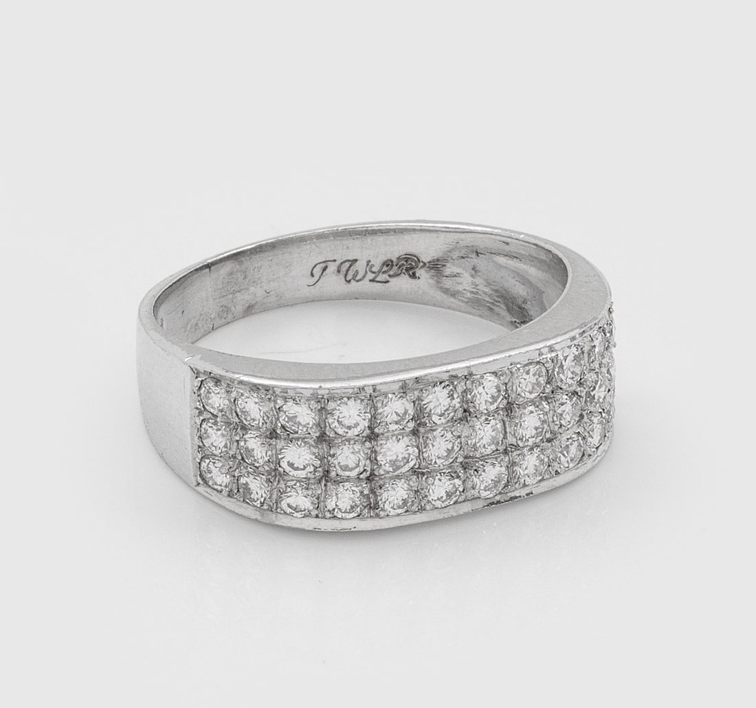 Hochfeiner Brillant-Bandring: Platin. Linear besetzt mit Brillanten von zus. ca. 0,40 ct. (E-F/if). Gew. ca. 4,89 g. Ring set with diamonds approx. 0,40 ct. (E-F/if), in platinum.