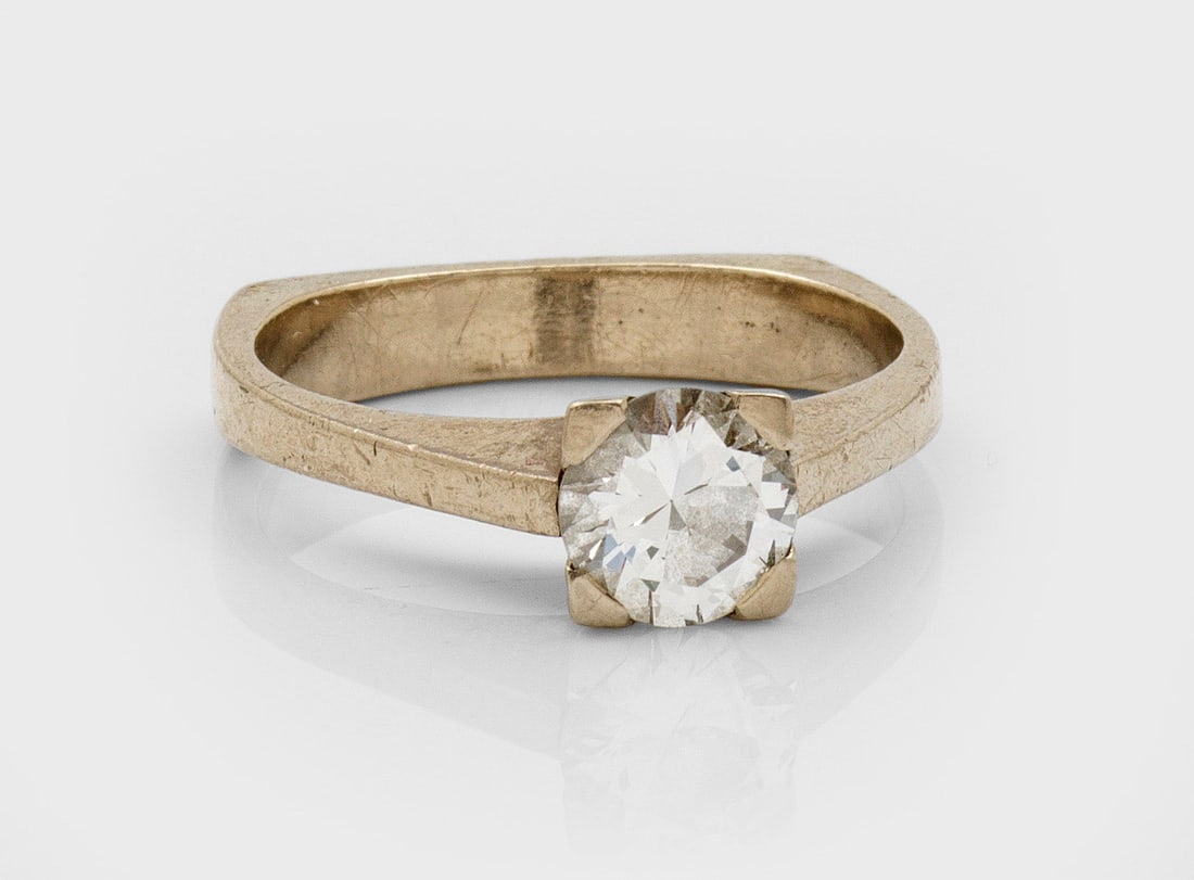 Klassischer Brillantsolitär-Ring: Weißgold, gest. 585. Zentral besetzt mit einem Diamanten im sog. Übergangsschliff von ca. 0,85 ct. (M/i). Gew. ca. 5,23 g. Ring set with a brilliant solitaire approx. 0,85 ct. (M/i) , in 14 k white 