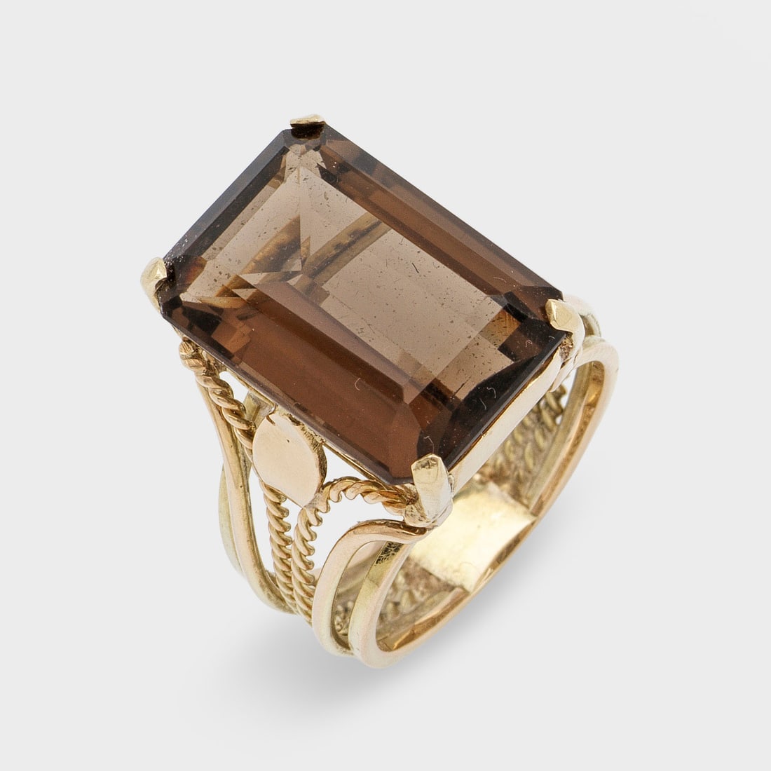 Topas-Ring: Gelbgold, 14 ct.; Zentral besetzt mit einem braunen Rauchtopas von ca. 19 x 13 x 13 mm. Gew. ca. 11,92 g. Ring set with a brown topaz approx. 19 x 13 x 13 mm, in 14 k gold.