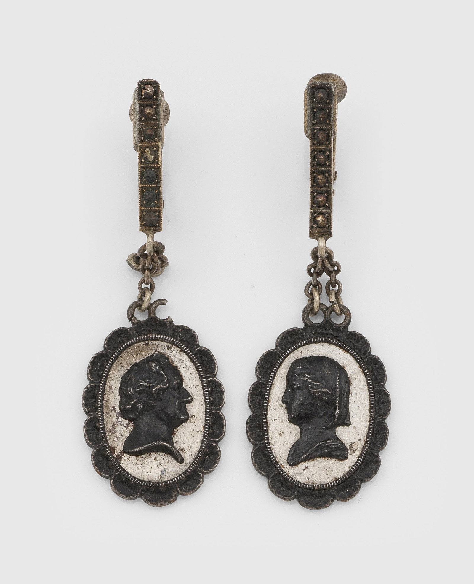Paar Berliner Eisen-Ohrringe-"Goethe", um 1820: Berliner Eisen, geschwärzt und Silber. Medaillonförmige Anhänger mit Darstellung von Johann Wolfgang Goethe und seiner Frau Christiane im Profil. Ges.-Gew. ca. 5,77 g. Zur Zeit der Napoleonischen K