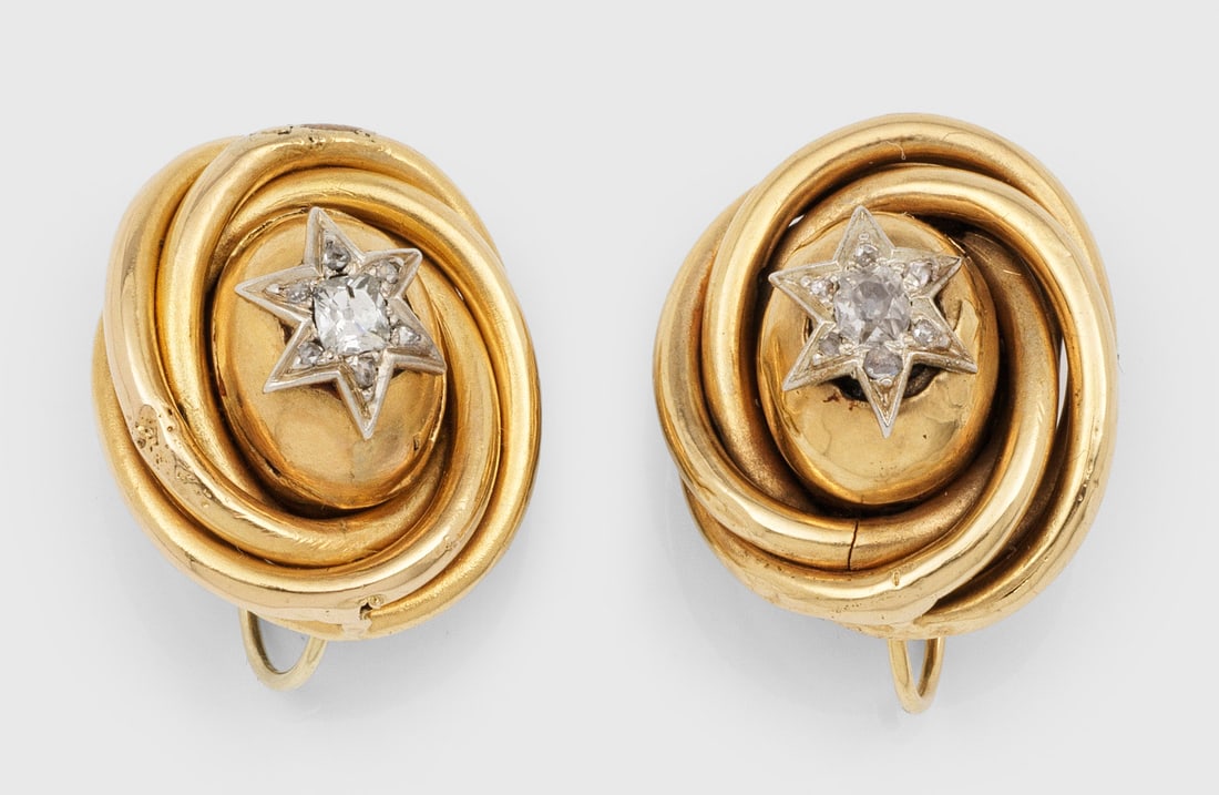 Paar Biedermeier-Ohrringe: Gelbgold, 8 ct.; Medaillonform, zentral besetzt mit 2 Altschliffdiamanten von zus. ca. 0,30 ct.; Ges.-Gew. ca. 10,29 g. Pair of earrings set with diamonds approx. 0,30 ct., in 8 k gold.