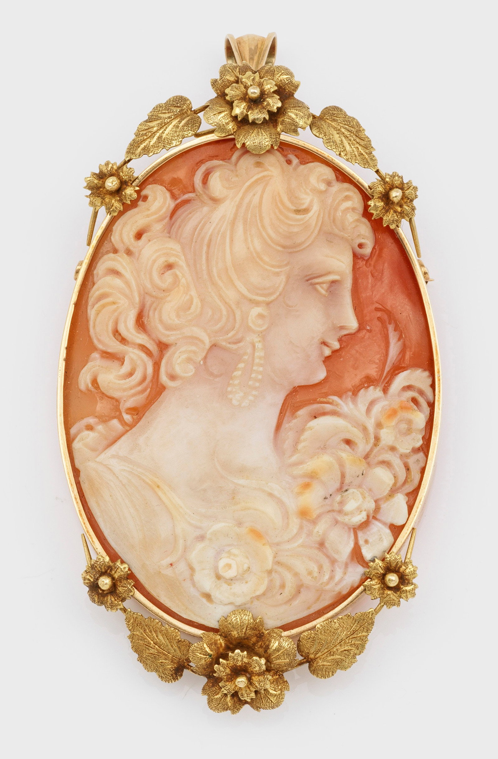 Belle Epoque Muschel-Kammee-Brosche: Gelbgold, 14 ct.; Erhabenes, fein geschnittenes Porträt der Flora im Profil, korrespondierende Rahmung aus plastischen Blüten. Gew. ca. 23,08 g. Victorian brooch with shell cameo, in 14 k gold.