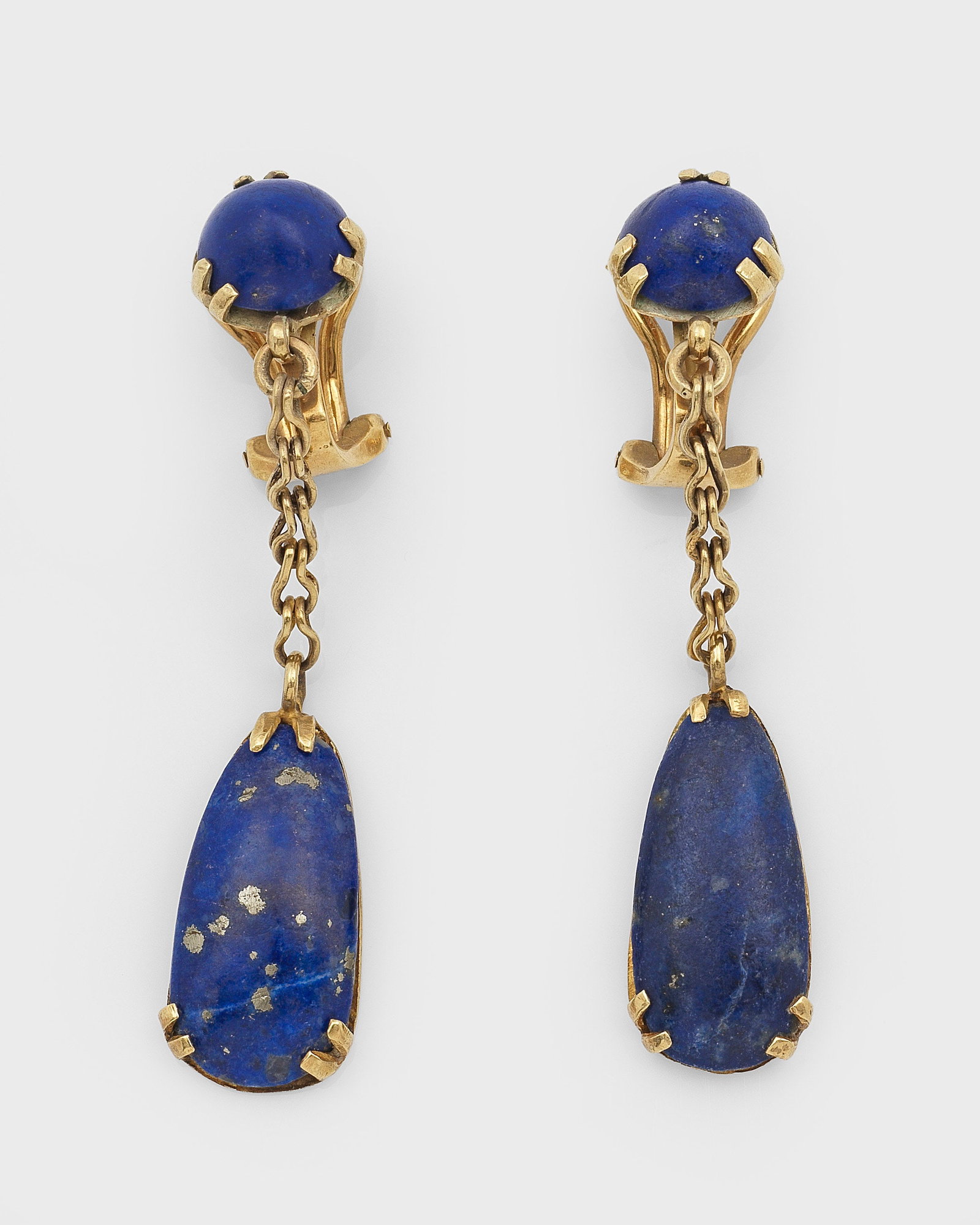 Paar Belle Epoque Lapislazuli-Pendeloques: Gelbgold, 8 ct.; Besetzt mit Lapislazuli-Cabochons mit feinen Goldeinschlüssen. Ges.-Gew. ca. 7,69 g. Pair of earrings set with lapislazuli, in 8 k gold.