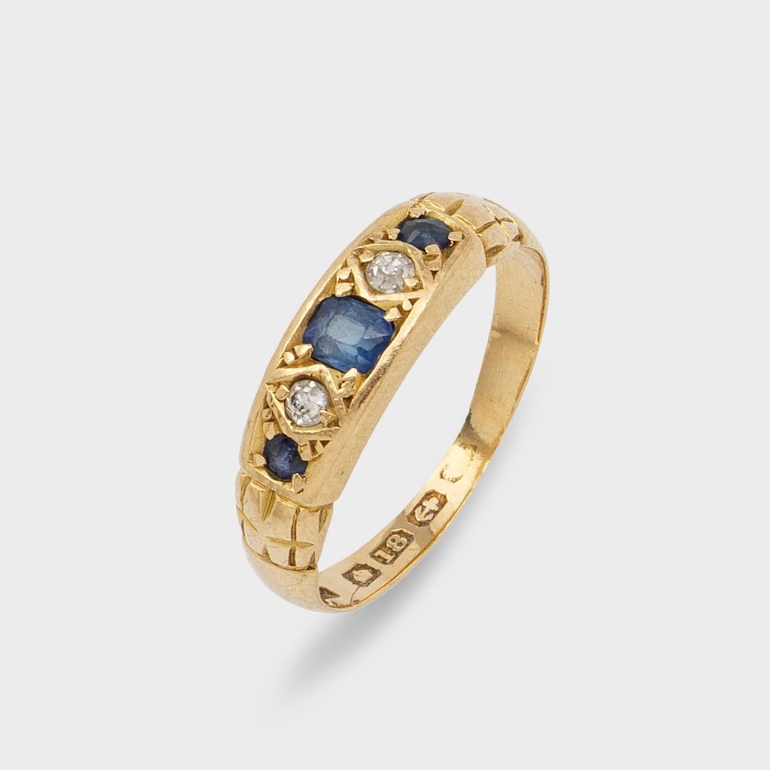 Viktorianischer Saphir-Diamantring, Birmingham um 1860: Gelbgold, 18 ct.; Besetzt mit kleinen Saphiren und Diamantrosen. Gew. ca. 2,77 g. Victorian ring set with small sapphires and diamond roses, in 18 k gold.
