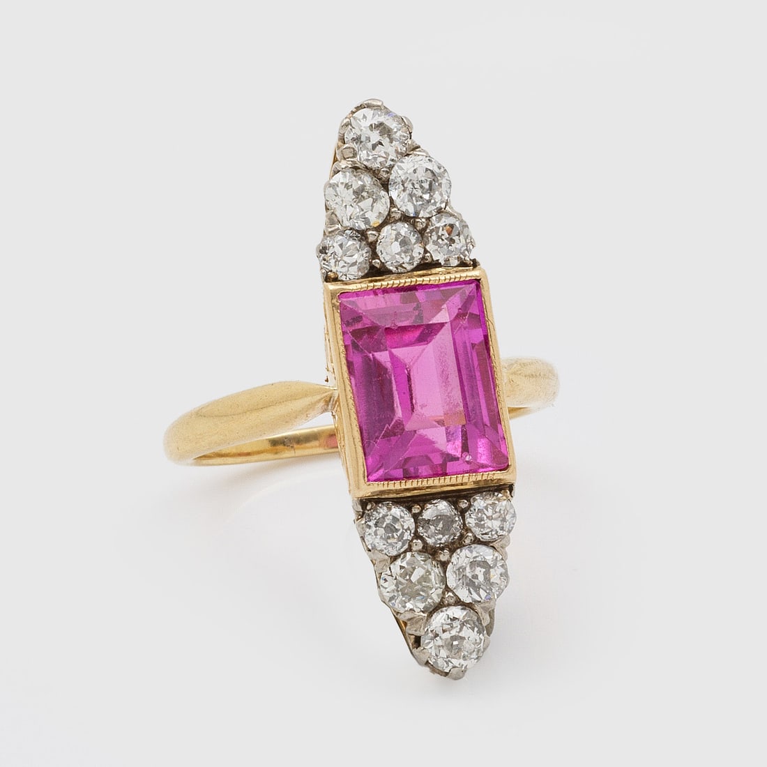 Belle Epoque Marquise-Diamantring: Gelbgold, 18 ct.; Spitzovaler Ringkopf besetzt mit einem pinkfarbenen, facettierten Stein, flankiert von Altschliffdiamanten von ca. 1,80 ct.; Gew. ca. 7,11 g. Ring set with a pink coloured stone and 