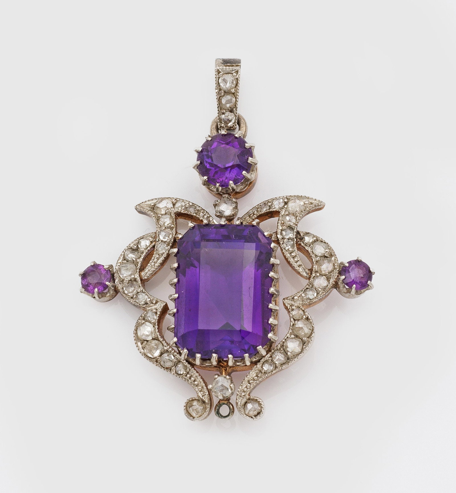 Belle Epoque Amethyst-Anhänger: Roségold, 14 ct. und Silber. In Form einer passig geschweiften Kartusche in Ajour, besetzt mit tief violettem Amethyst und kleinen Altschliffdiamanten. Gew. ca. 6,84 g. Pendant set with amethyst and 