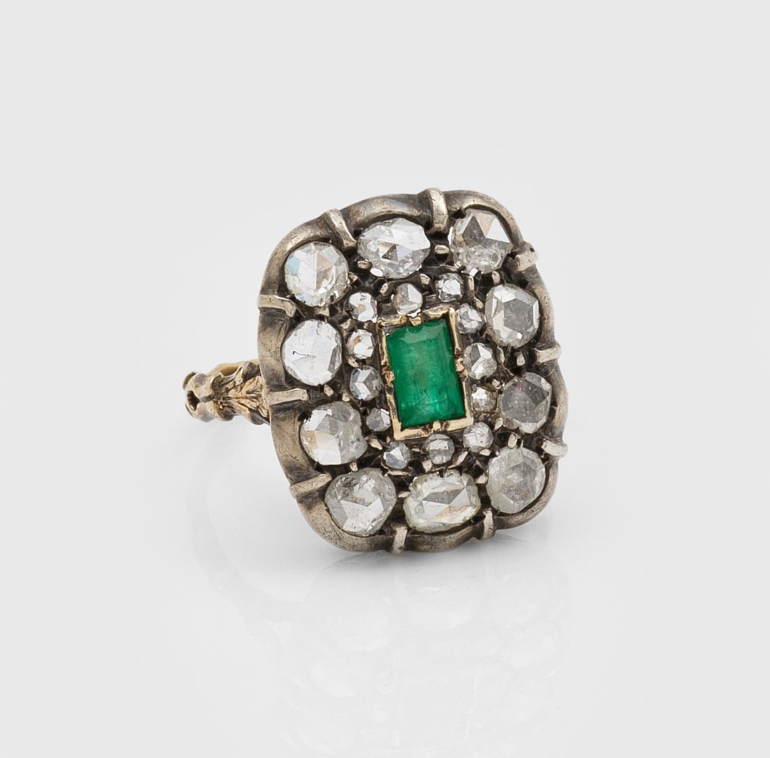 Belle Epoque-Diamantring mit Smaragd: Gelbgold, 14 ct. und Silber. Zentral besetzt mit einem Smaragd von ca. 0,30 ct., ausgefasst mit Diamantrosen von zus. ca. 1,00 ct.; Gew. ca. 4,03 g. Victorian ring set with an emerald approx 0,30 ct. 