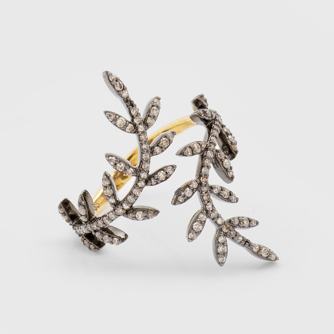Feiner Jugendstil-Diamantring: Gelbgold und Silber, gest. 585. Dekorativ gestaltet aus zwei Mistelzweigen, besetzt mit kleinen Altschliffdiamanten von zus. ca. 0,46 ct.; Gew. ca. 3,08 g. Ring set with diamonds approx. 0,46 ct. in 1