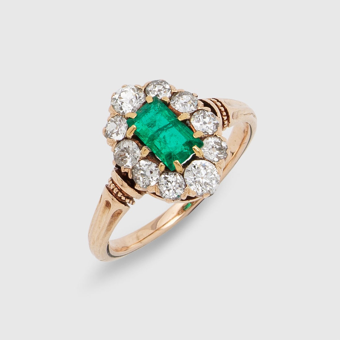 Viktorianischer Entourage-Ring mit kolumbianischen Smaragd: Roségold, gest. 585. Zentral besetzt mit einem leuchtendgrünen Smaragd von ca. 0,70 ct., entouriert von Altschliffdiamanten von zus. ca. 1,20 ct.; Gew. ca. 3,76 g. Ring set with a Columbian emerald 