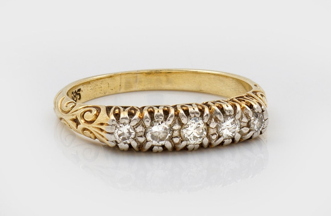 Viktorianischer Diamant-Bandring: Gelbgold, gest. 585. Im leichten Verlauf besetzt mit Altschliffdiamanten von zus. ca. 0,30 ct.; Gew. ca. 3,00 g. Ring set with diamonds approx. 0,30 ct., in 14 k gold.