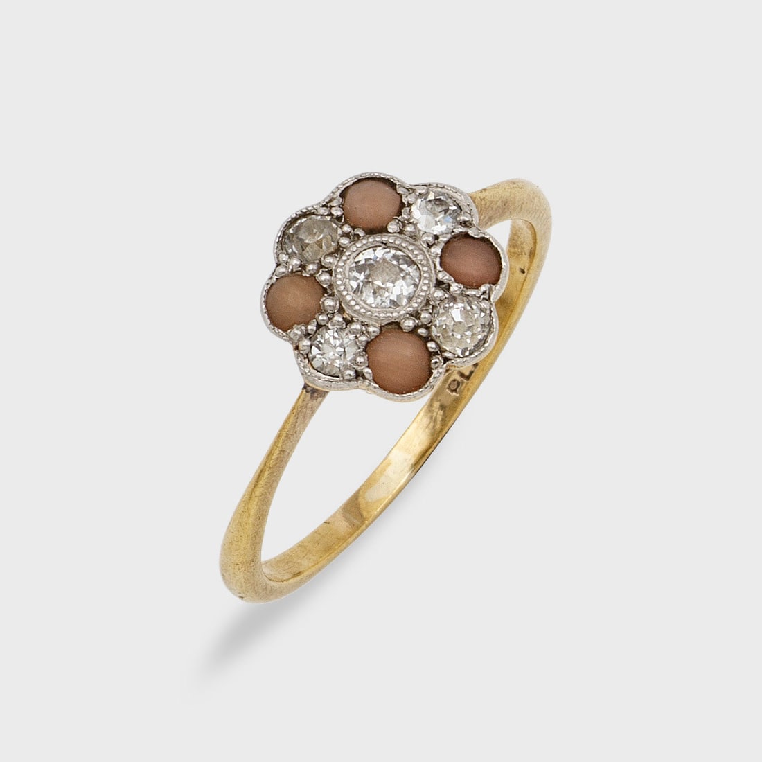Jugendstil-Korallen-Ring: Platin, teilw. vergoldet. Rosettenförmiger Ringkopf besetzt mit Diamantrosen und zart rosafarbenen Korallenboutons. Gew. ca. 2,33 g. Ring set with diamonds and pink coral, in partly gilt platinum.