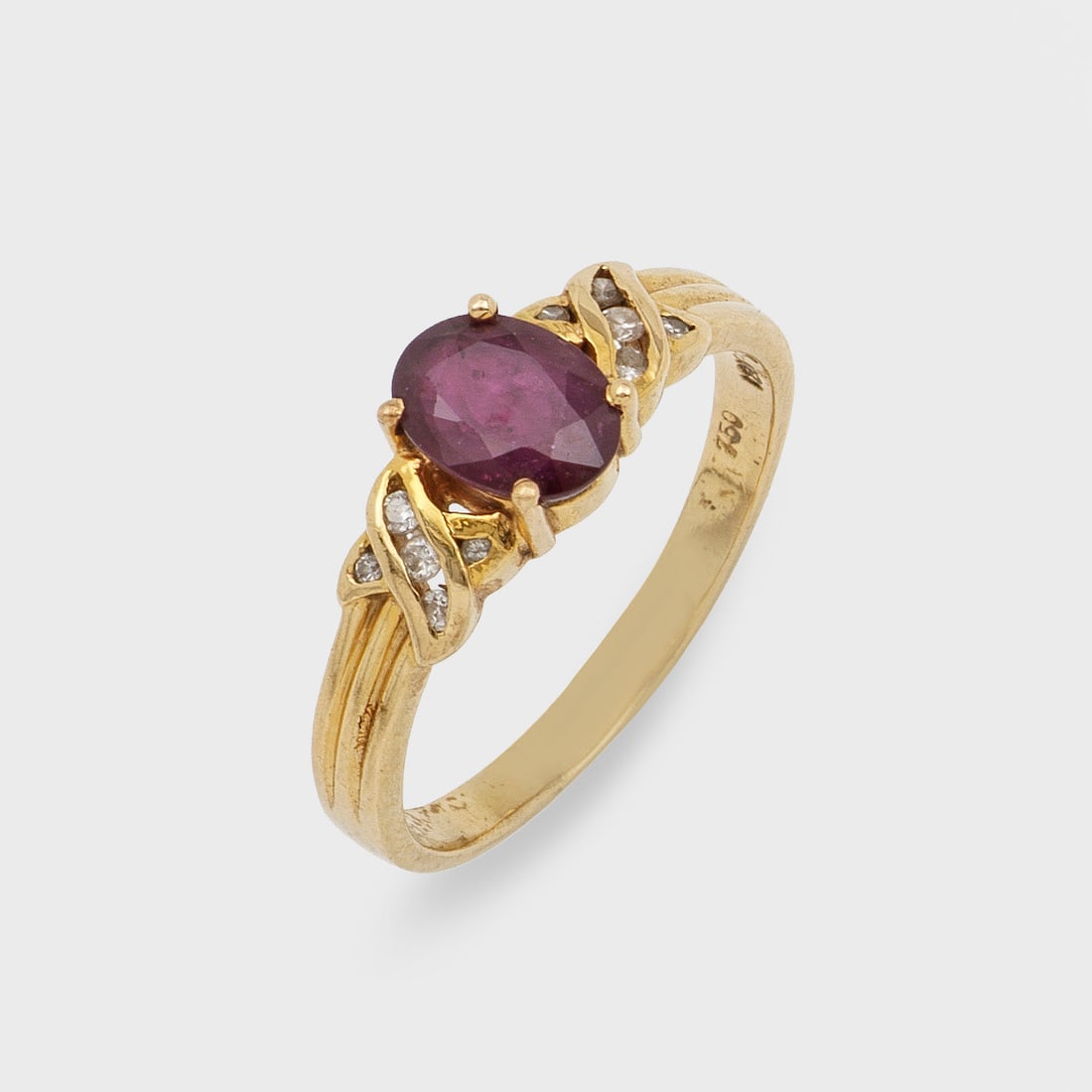 Klassischer Rubinring: Gelbgold, gest. 750. Zentral besetzt mit einem taubenblutroten Rubin von ca. 0,60 ct. im Ovalschliff, flankiert von kleinen Diamanten. Gew. ca. 3,75 g. Ring set with a pigeon blood red ruby approx. 0,