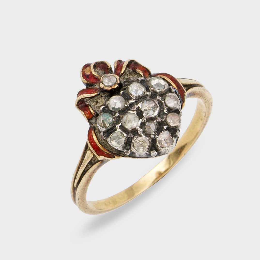 Viktorianischer Diamantring: Gelbgold, 14 ct.; Ringkopf in Herzform mit emaillierter Schleifenbekrönung, ausgefasst mit Diamantrosen. Gew. ca. 3,70 g. Victorian ring set with diamonds, in 14 k gold.