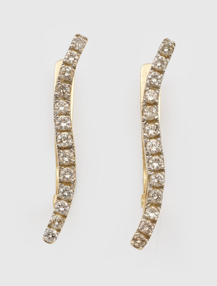 Paar moderne Brillant-Ohrringe: Gelbgold, gest. 585. Schauseitig besetzt mit Brillanten von zus. ca. 1,30 ct.; Ges.-Gew. ca. 4,73 g. Pair of earrings set with brilliants approx. 1,30 ct., in 14 k gold.