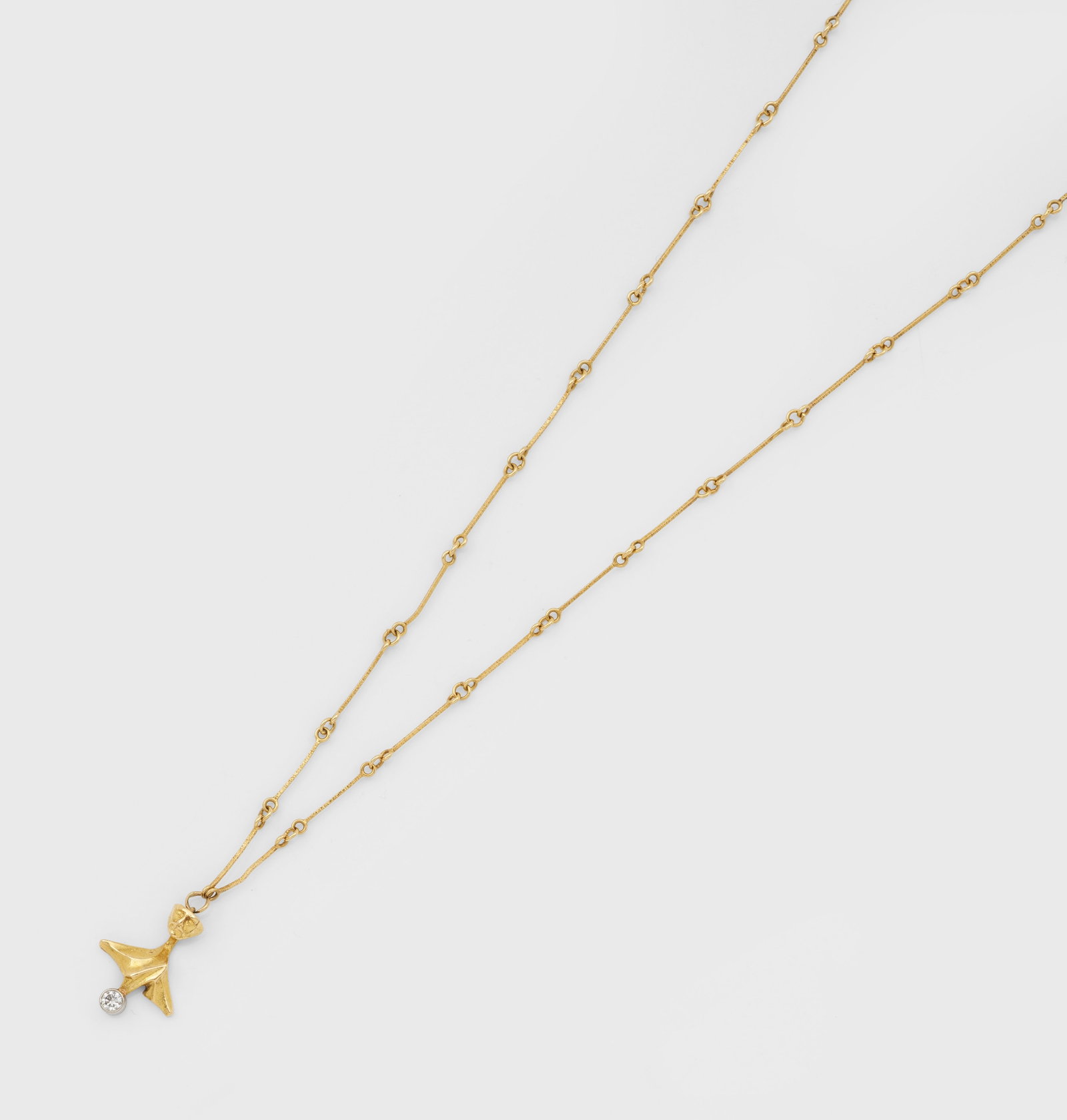 Collier von Lapponia, Finnland aus den 1980er Jahren: Gelbgold, gest. 750. Feingliedrige Stäbchenkette mit figuralem Anhänger, akzentuiert mit Brillant ca. 0,12 ct (H/si). Herstellerzeichen. Gew. ca. 5,00 g. Necklace with pendant, set with a diamond ap