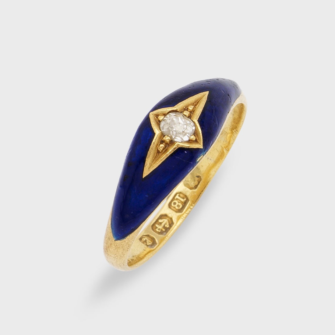 Viktorianischer Diamant-Bandring, Birmingham um 1860: Gelbgold, 18 ct., blau emailliert. Zentral besetzt mit kleiner Diamantrose. Gew. ca. 3,57 g. Victorian ring set with a diamond rose, in 18 k gold.