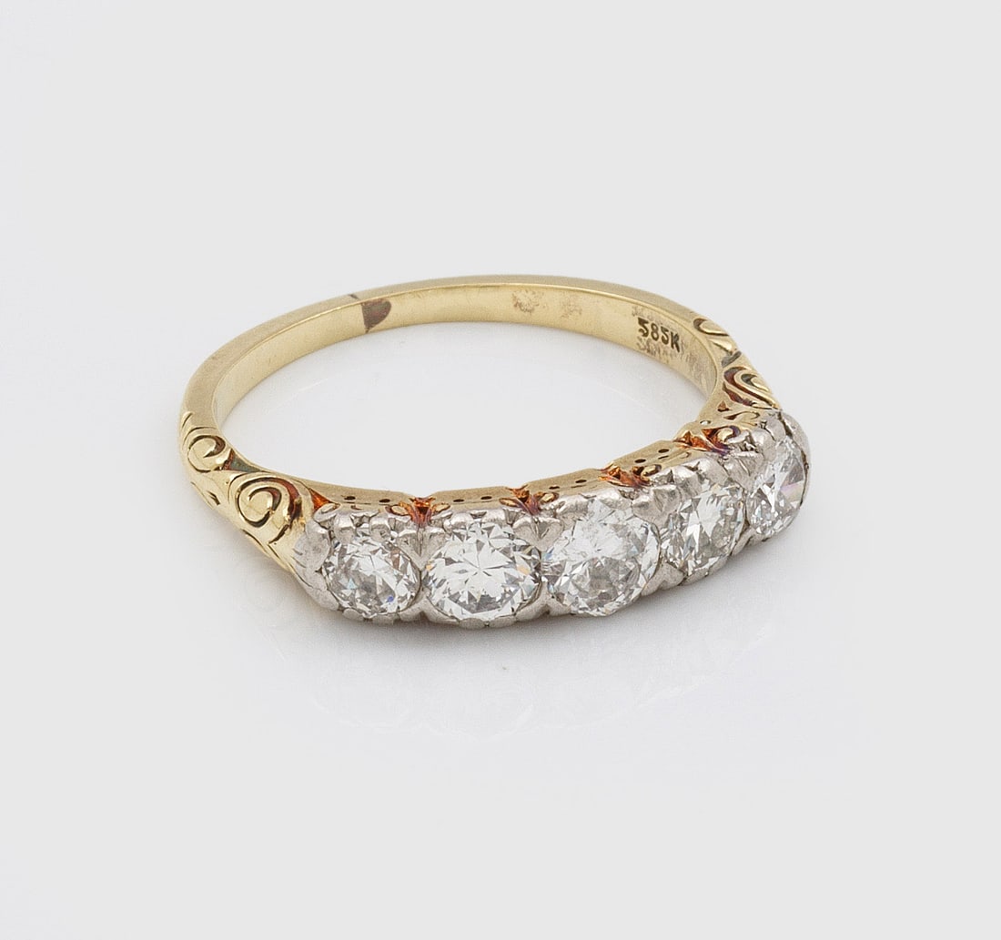 Jugendstil-Diamantring: Gelbgold, gest. 585. Floral gravierte Ringschiene, besetzt mit Altschliffdiamanten von zus. ca. 0,50 ct., Gew. ca. 3,66 g. Ring set with diamonds approx. 0,50 ct., in 14 k gold.