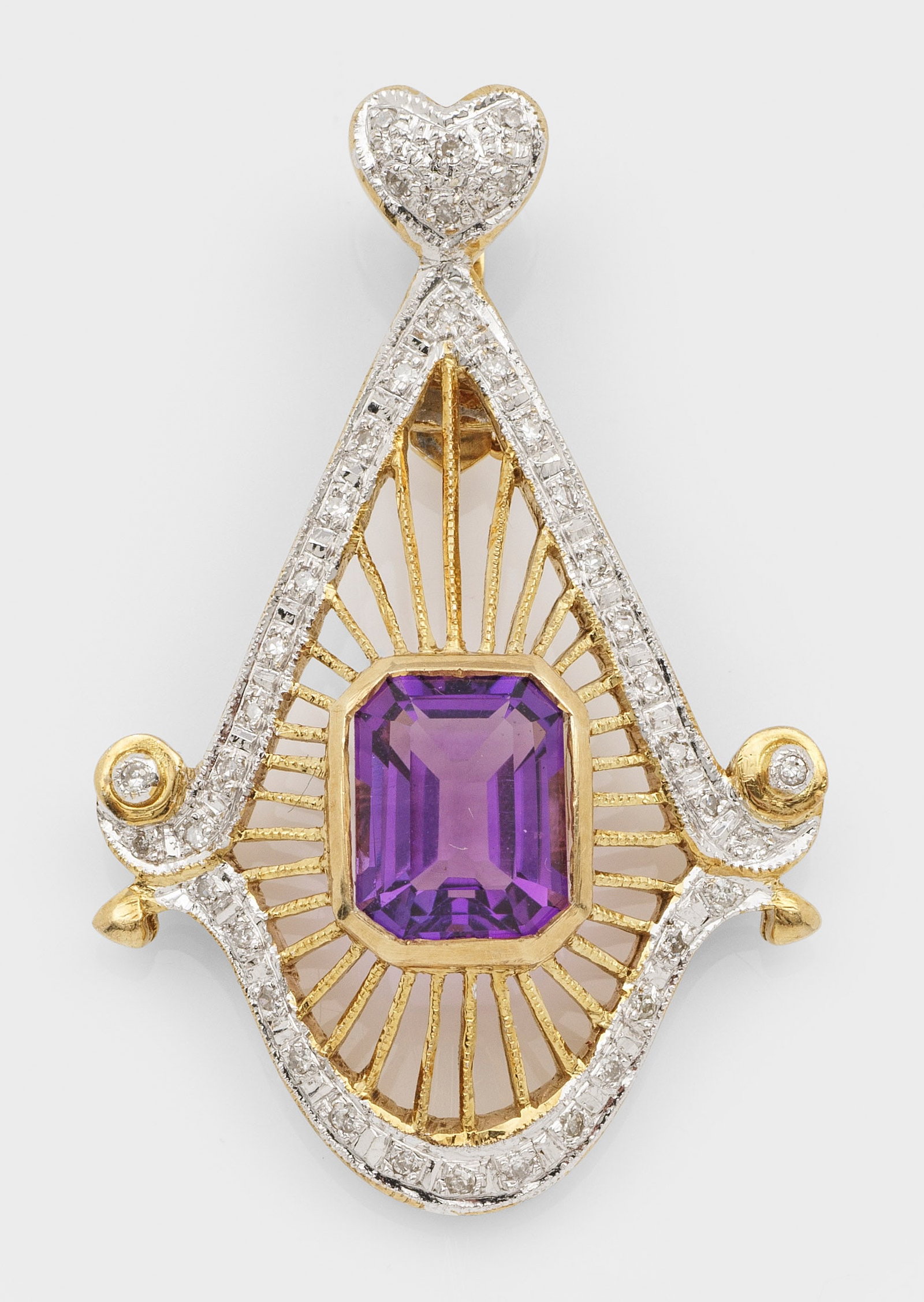 Amethyst-Anhänger im viktorianischen Stil: Gelbgold, gest. 14 ct.; Zentral besetzt mit tiefvioletten Amethyst von ca. 2,00 ct., umrahmt von kleinen Diamanten. Gew. ca. 6,36 g. Pendant set with amethyst approx. 2,00 ct. and small diamonds, in 1