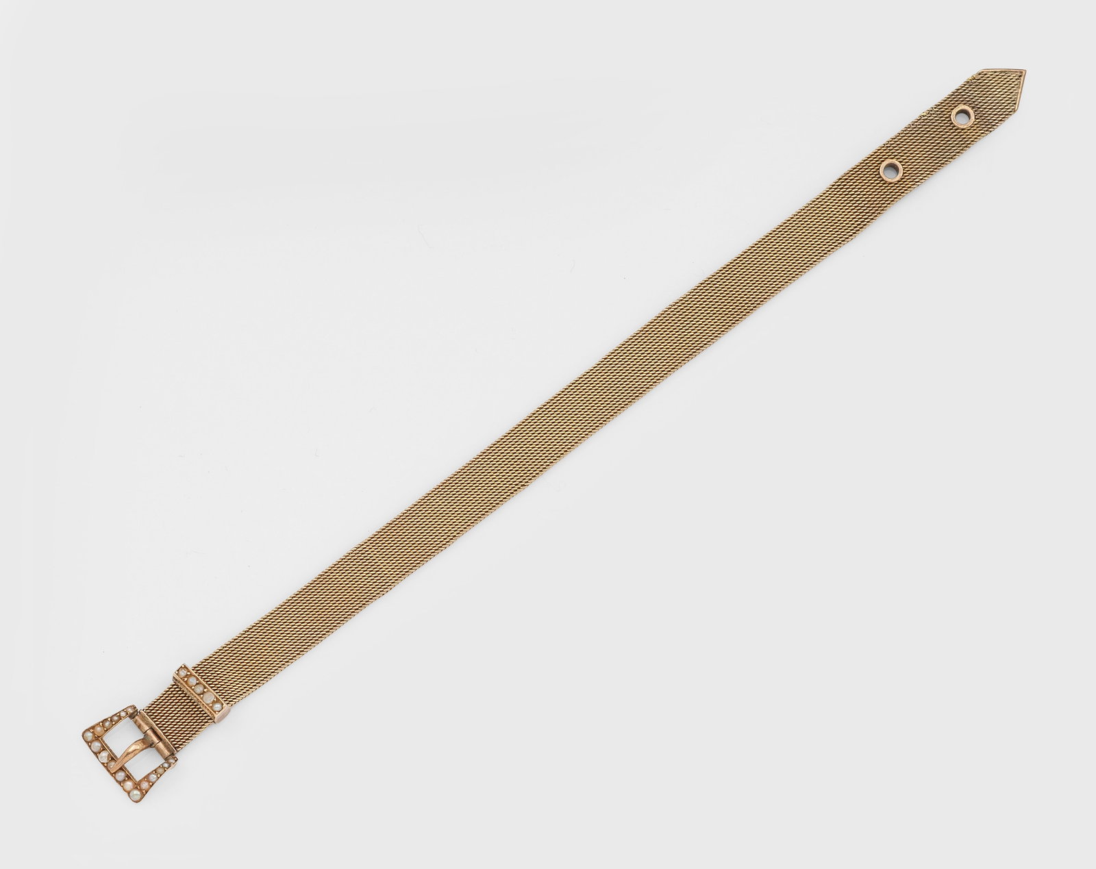 Biedermeier-Armband: Roségold, 9 ct.; Feines Milanese-Armband als Gürtel gestaltet, akzentuiert durch kleine Saatperlen. Gew. ca. 17,32 g. Biedermeier bracelet set with small natural seed pearls, in 9 k red gold.