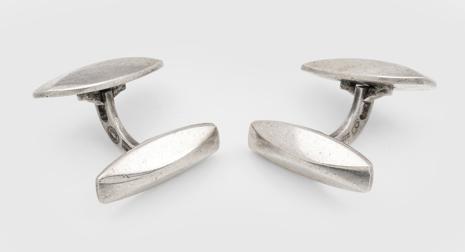 Paar Manschettenknöpfe von Georg Jensen, der 1970er Jahre: Design #90 von Fleming Eskilden Silber, gest. 925. Elipsenförmige Knöpfe. Herstellerzeichen. Ges.-Gew. 18,22 g. Pair of cufflinks by Georg Jensen, in sterling silver. Maker's mark.