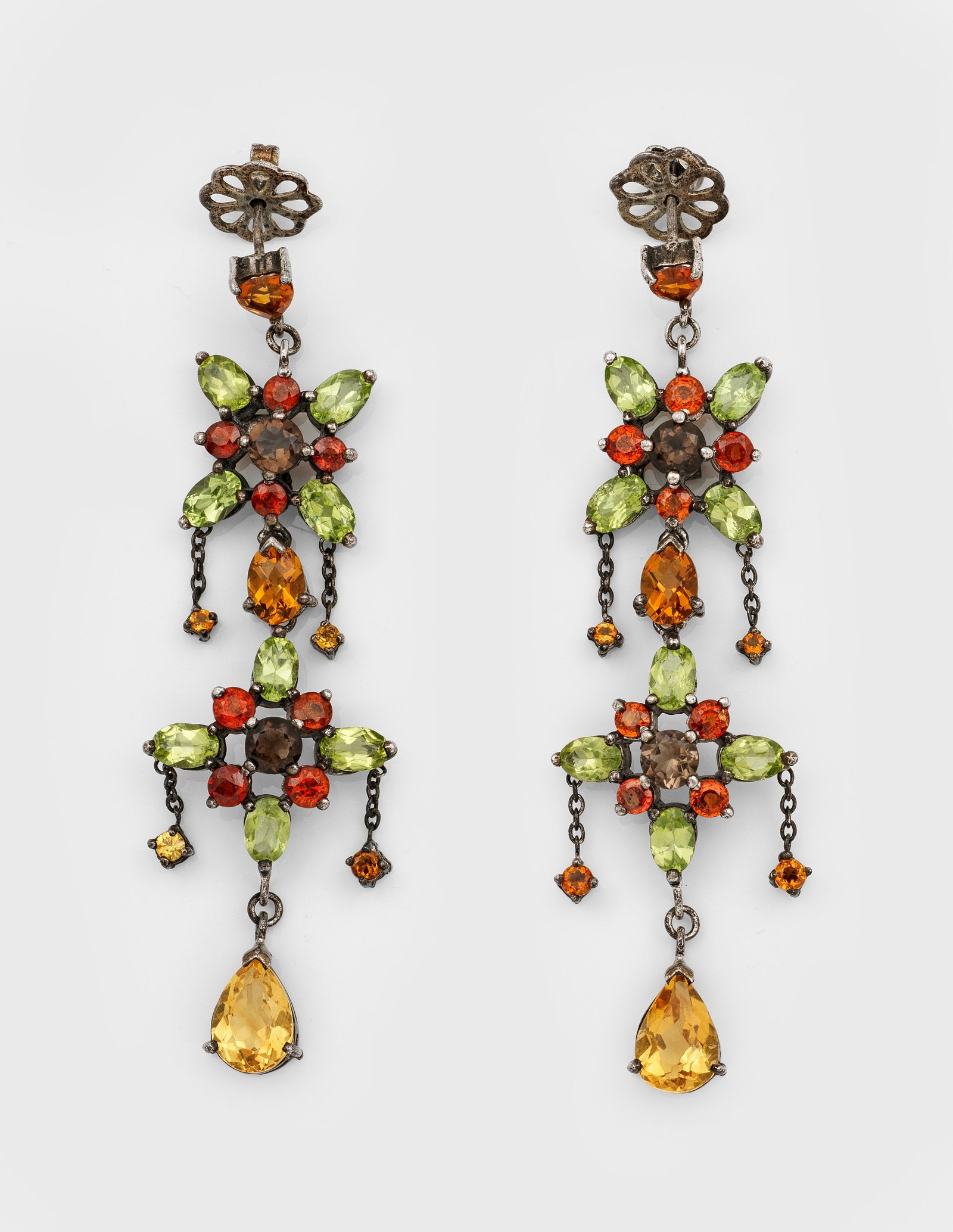Paar charmante Chandeliers: Silber, gest. 925. Schauseitig besetzt mit hellgrünen Granaten, orange-rot-gelben Citrinen in mosaikartiger Anordnung. Ges.-Gew. 18,00 g. Pair of earrings set with green garnet and orange citrines, i
