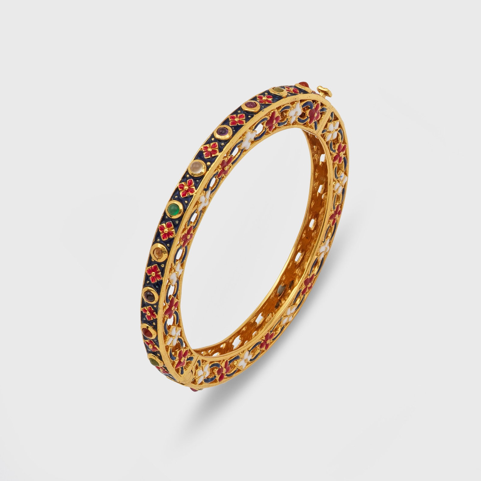 Traditioneller indischer Bangle mit Rubinen: Silber, vergoldet, teilw. polychrom emailliert. Ornamentierter Scharnierreif in Ajour besetzt mit Rubinen von zus. ca. 2,30 ct.; Gew. ca. 29,90 g. Indian bangle set with rubies approx. 2,30 ct., in si