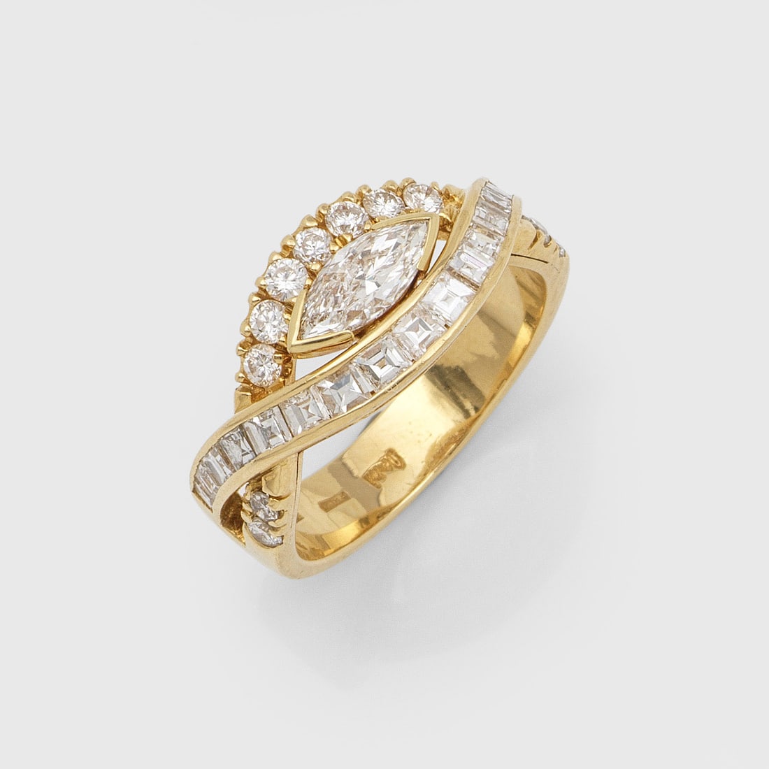Hochfeiner-Crossover-Diamantring (1 of 1)