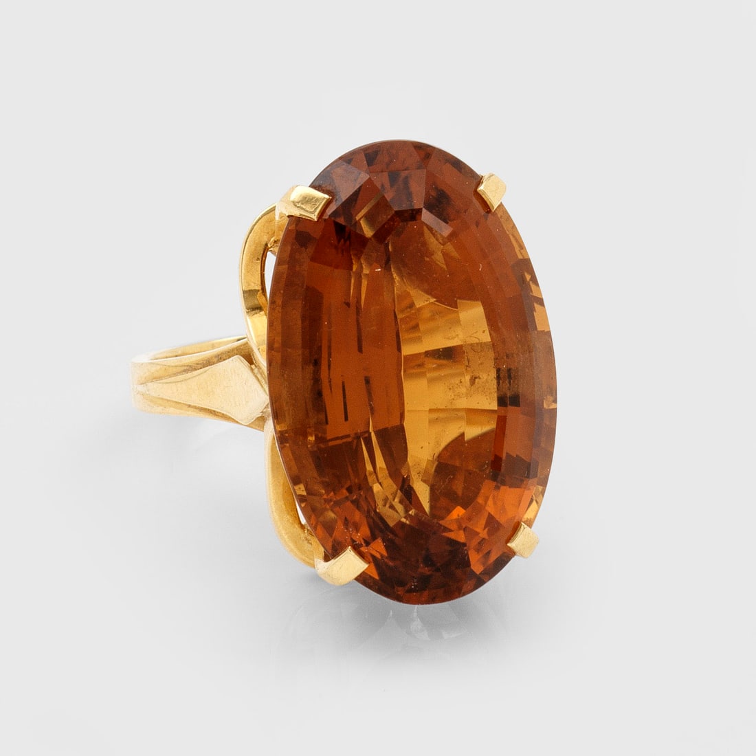 Citrinring aus den 1950er Jahren: Gelbgold, gest. 750. Zentral besetzt mit orange-braunem Citrin von ca. 24 mm x 16 mm x 13 mm. Gew. ca. 13,15 g. Ring set with orange brown citrine approx. 24 mm x 16 mm x 13 mm, in 18 k gold.