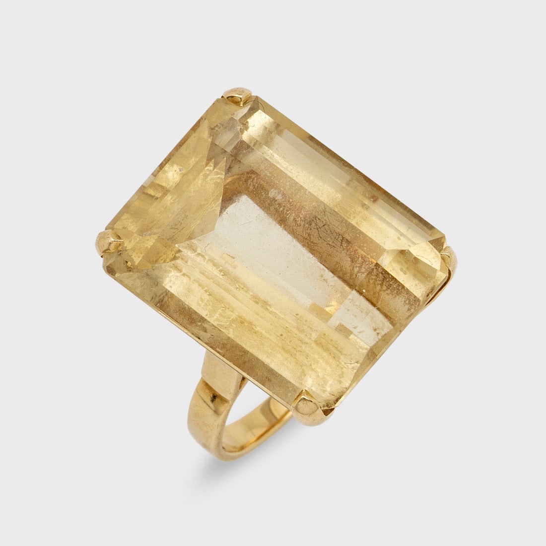 Goldtopas-Ring aus den 1950er Jahren: Gelbgold, gest. 18 ct.; Zentral besetzt mit einem Goldtopas von ca. 21 x 17 x 11 mm. Gew. ca. 12,26 g. Ring set with a gold topaz approx. 21 x 17 x 11 mm, in 18 k gold.