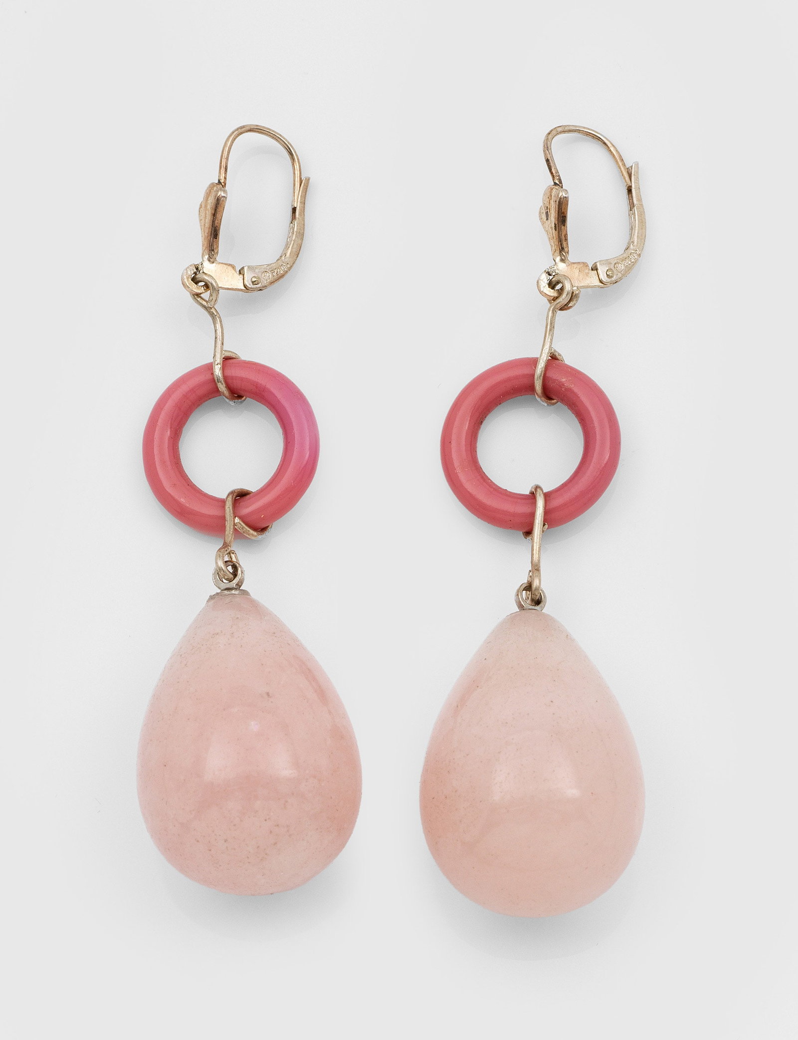 Paar dekorative Pendeloques mit rosa Jade-Tropfen: Silber, gest. 925. Sog. Antikhängung mit großen, zart rosafarbenen Tropfen aus Jade. Ges.-Gew. ca. 25,28 g. Pair of pendeloques set with pink jade, in sterling silver.