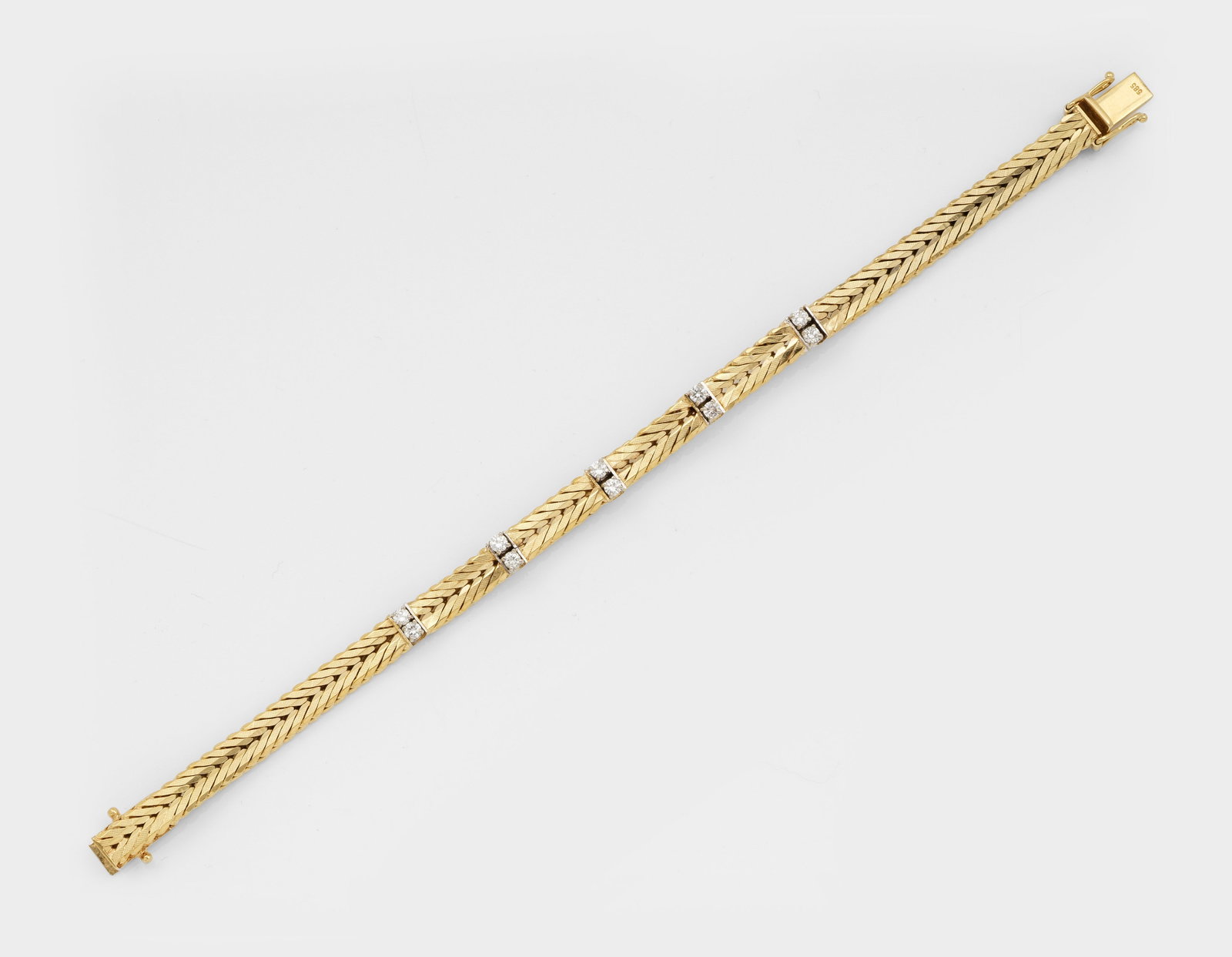 Cocktail-Brillant-Armband: Gelbgold, 585. Fischgrat-Band, besetzt mit Brillanten von zus. ca. 0,66 ct. (H/si). Gew. ca. 27,14 g. Bracelet set with diamonds approx. 0,66 ct. (H/si), in 14 k gold.