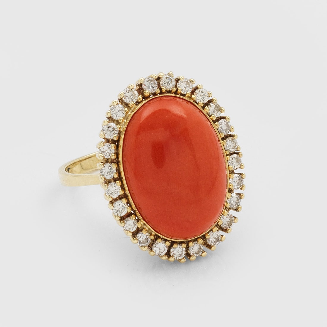 Eleganter Korallen-Brillantring: Gelbgold, gest. 585. Zentral besetzt mit lachsfarbenem Korallen-Cabochon, entouriert von Brillanten von zus. ca. 0,48 ct.; Gew. ca. 7,64 g. Ring set with salmon coloured coral and diamonds approx. 0,4