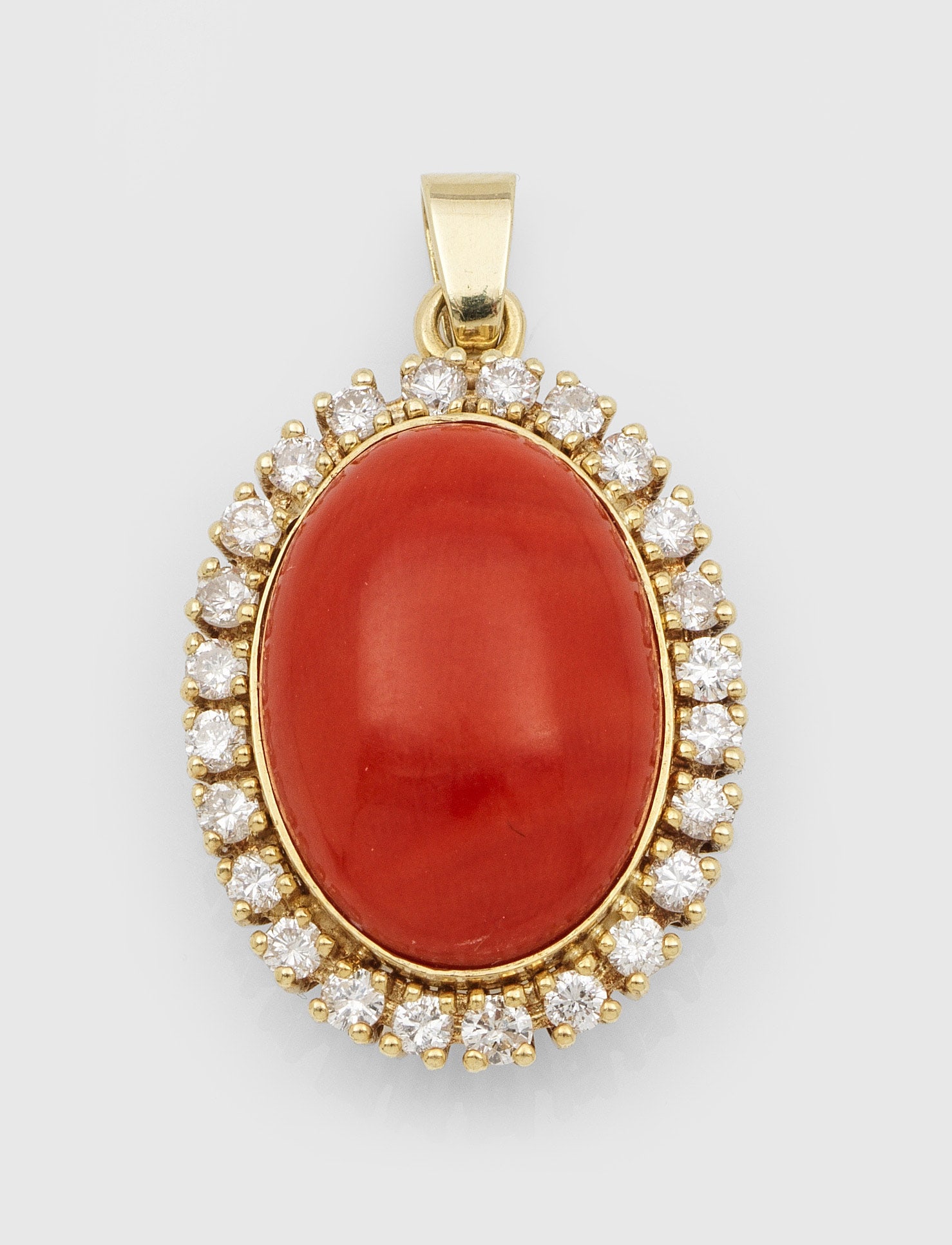 Sardena-Korallen-Brillant-Anhänger: Gelbgold, gest. 585. Zentral besetzt mit rotem Korallen-Cabochon, entouriert von Brillanten von zus. ca. 0,50 ct.; Gew. ca. 6,70 g. Ring set with red colorued coral and diamonds approx. 0,50 ct., in 1