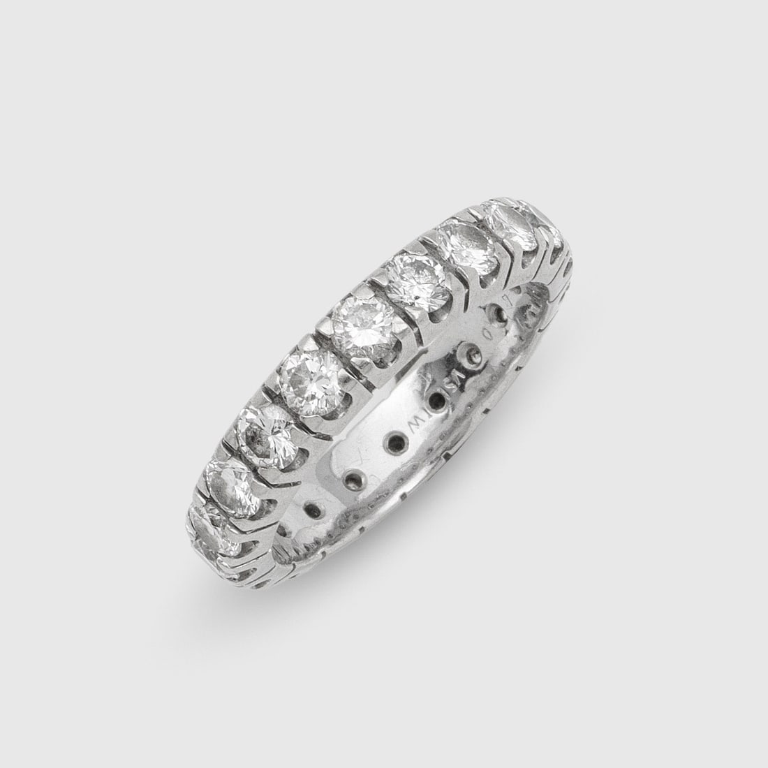 Klassischer Memory-Brillantring: Weißgold, gest. 585. Umlaufend besetzt mit Brillanten von zus. ca. 2,40 ct.; Gew. ca. 4,57 g. Memory ring set with diamonds approx. 2,40 ct., in 14 k white gold.
